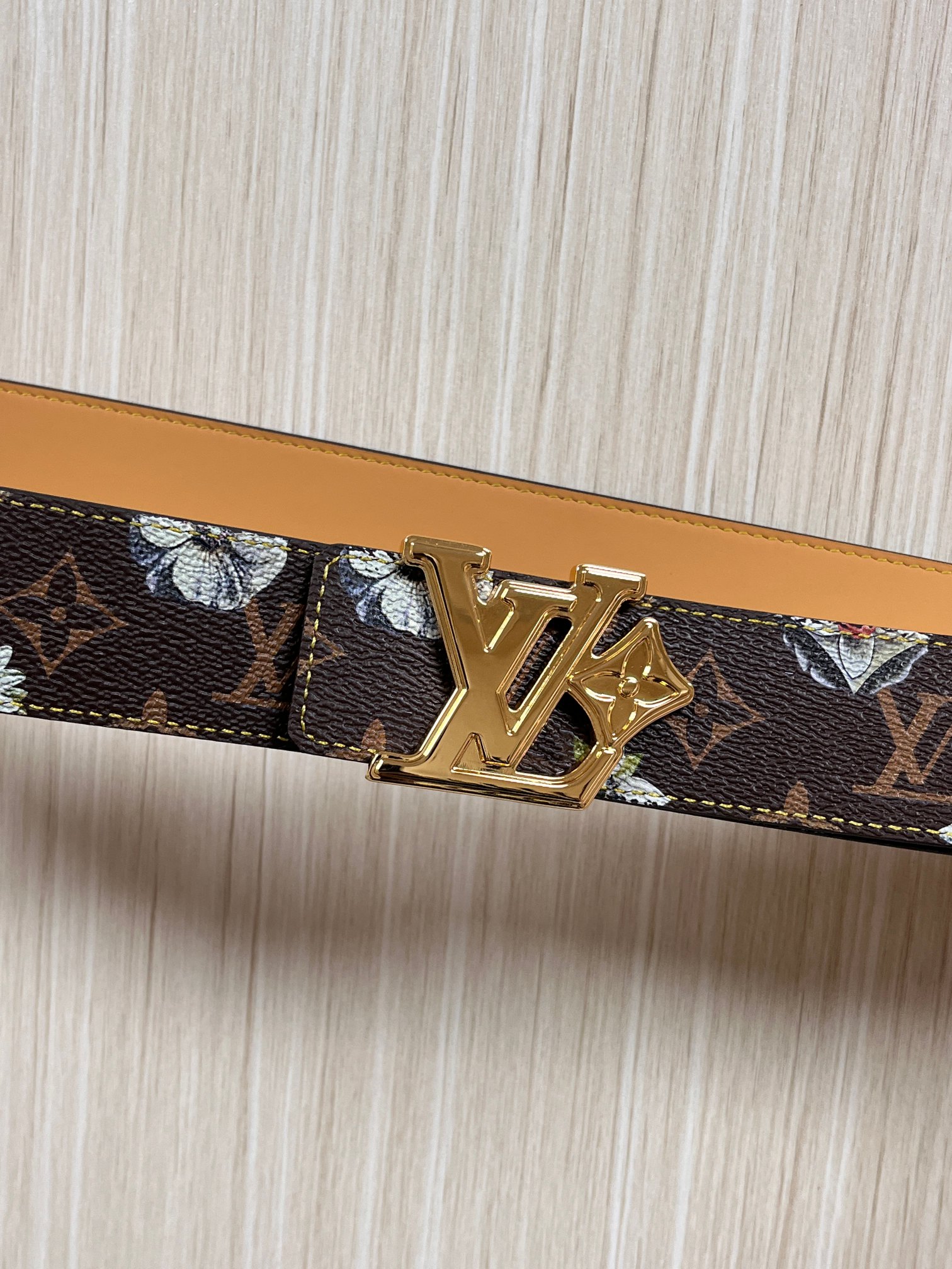 当季新款，LV Initiales Monogram Flower系列40毫米可翻转腰带重新诠释了经典的