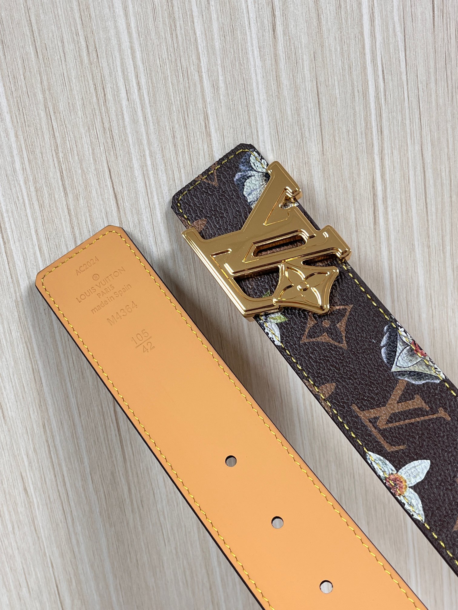 当季新款，LV Initiales Monogram Flower系列40毫米可翻转腰带重新诠释了经典的