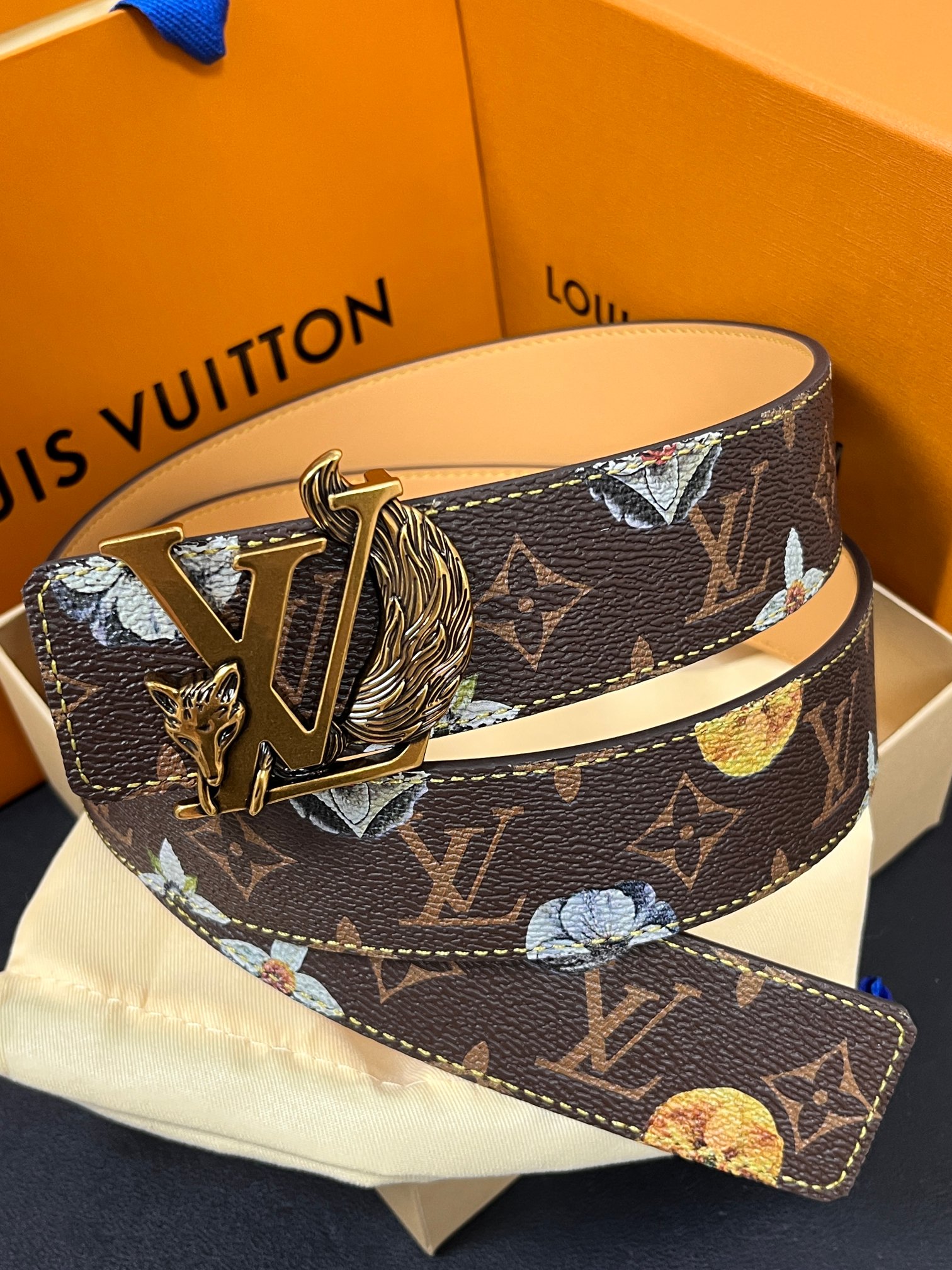 当季新款，LV Initiales Monogram Flower系列40毫米可翻转腰带重新诠释了经典的