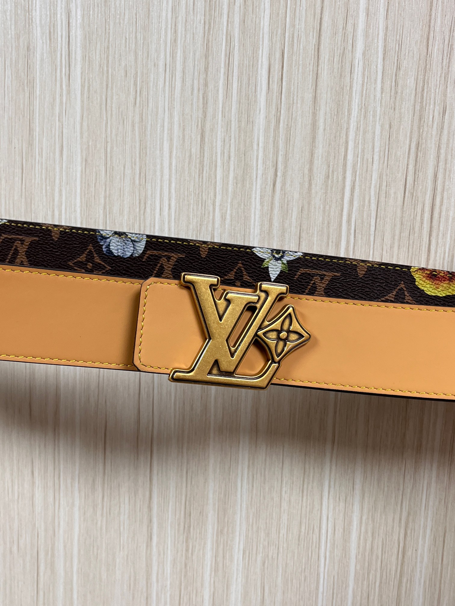 当季新款，LV Initiales Monogram Flower系列40毫米可翻转腰带重新诠释了经典的