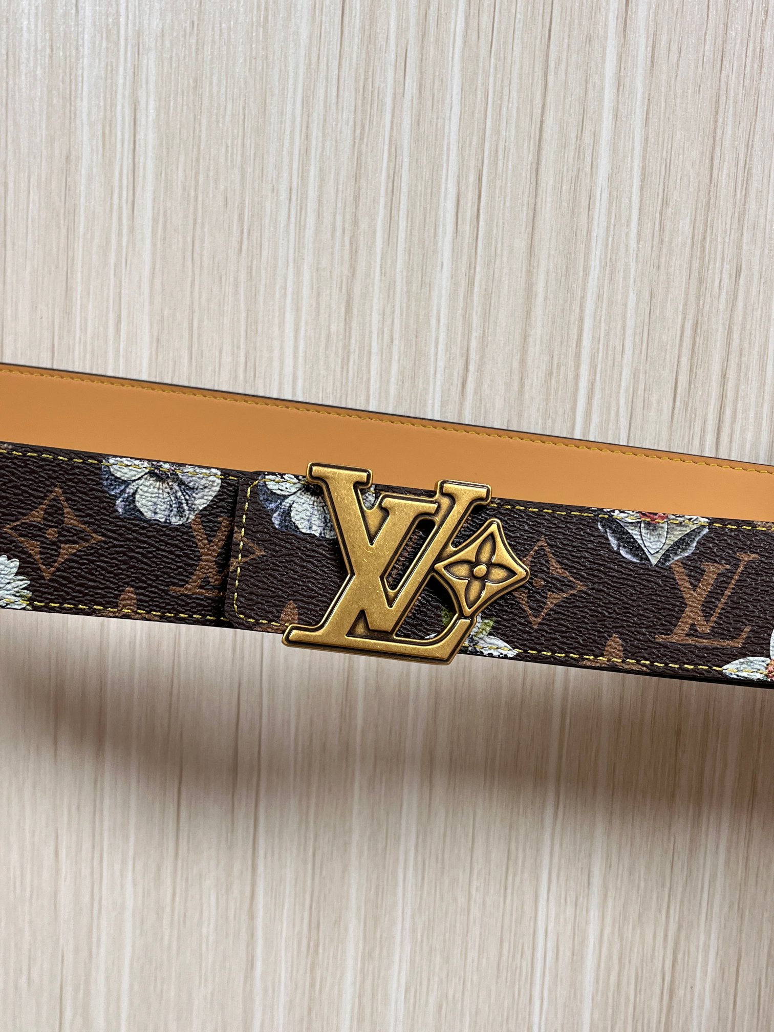 当季新款，LV Initiales Monogram Flower系列40毫米可翻转腰带重新诠释了经典的