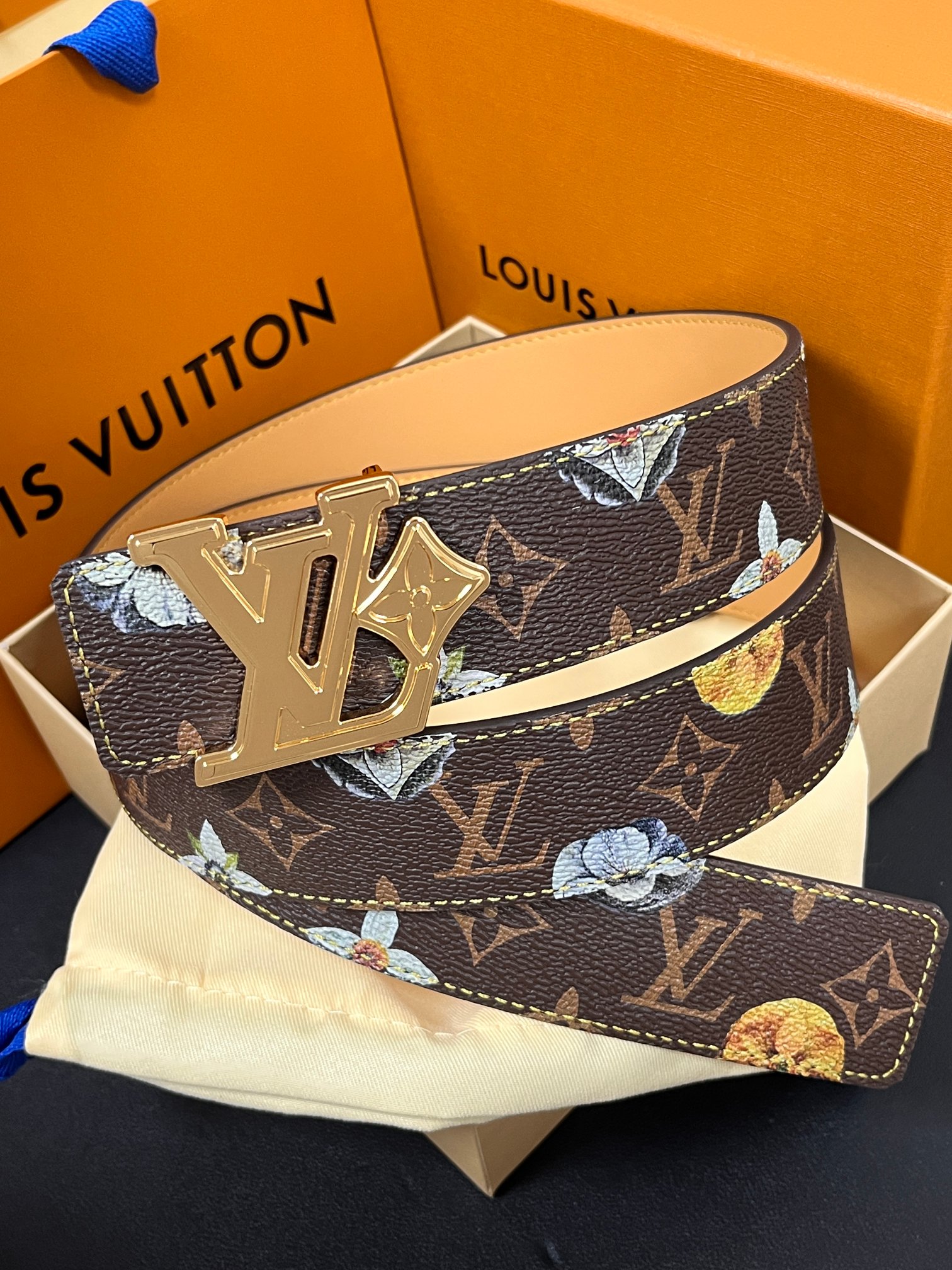 当季新款，LV Initiales Monogram Flower系列40毫米可翻转腰带重新诠释了经典的
