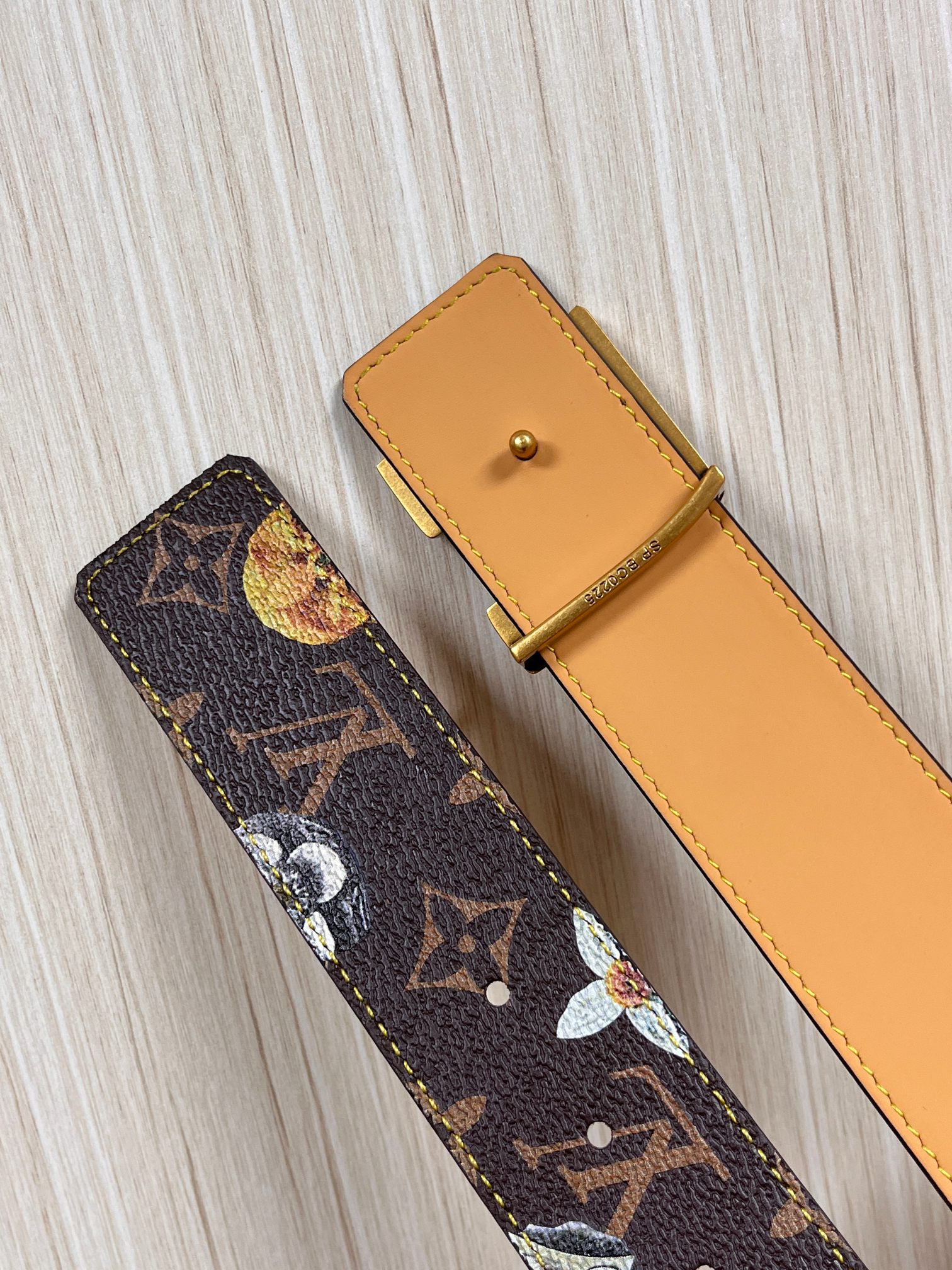 当季新款，LV Initiales Monogram Flower系列40毫米可翻转腰带重新诠释了经典的