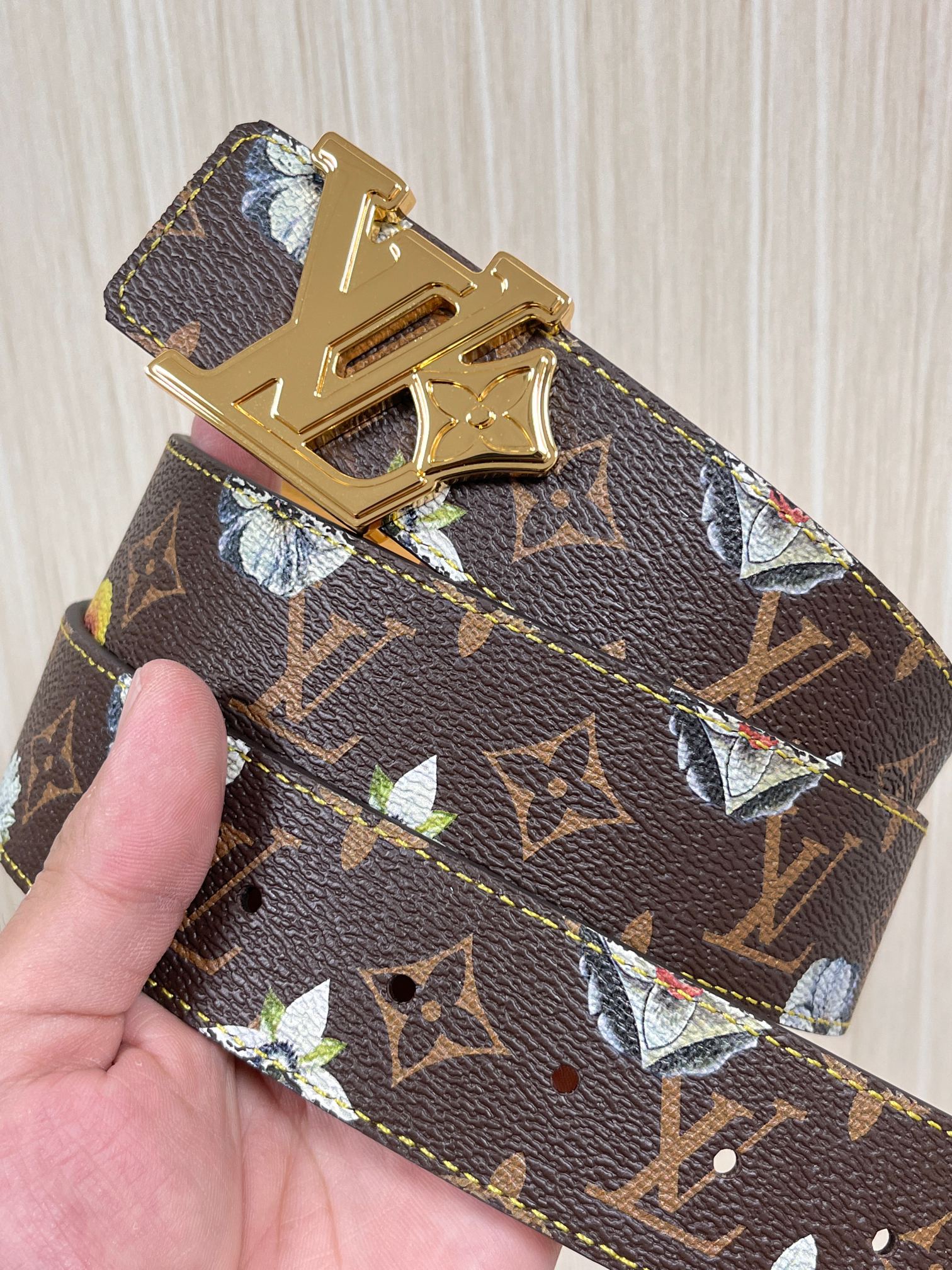 当季新款，LV Initiales Monogram Flower系列40毫米可翻转腰带重新诠释了经典的