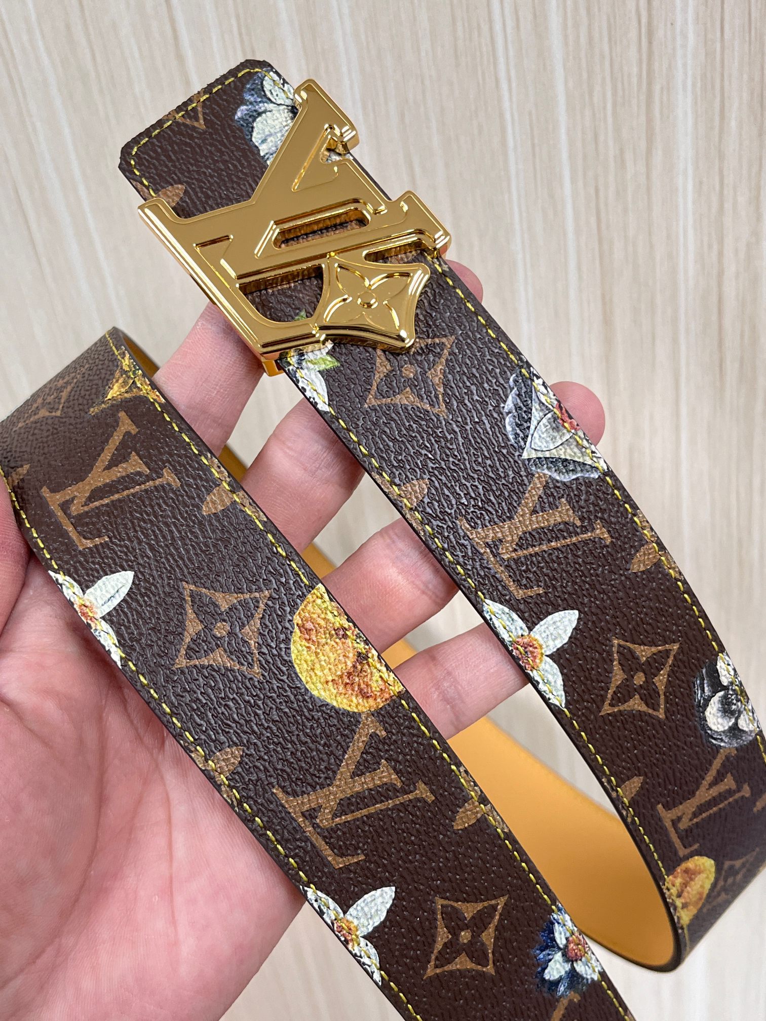 当季新款，LV Initiales Monogram Flower系列40毫米可翻转腰带重新诠释了经典的