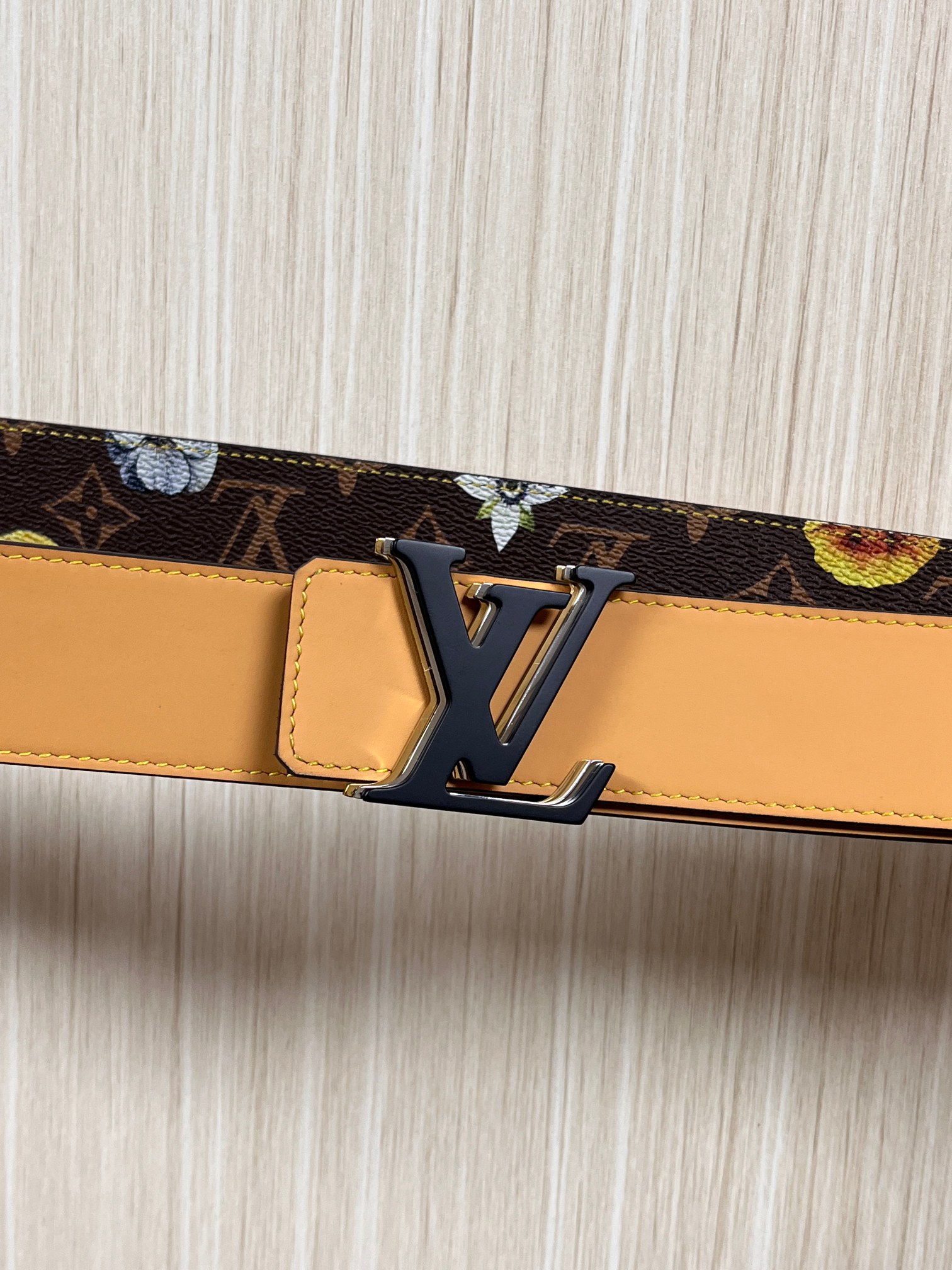 当季新款，LV Initiales Monogram Flower系列40毫米可翻转腰带重新诠释了经典的