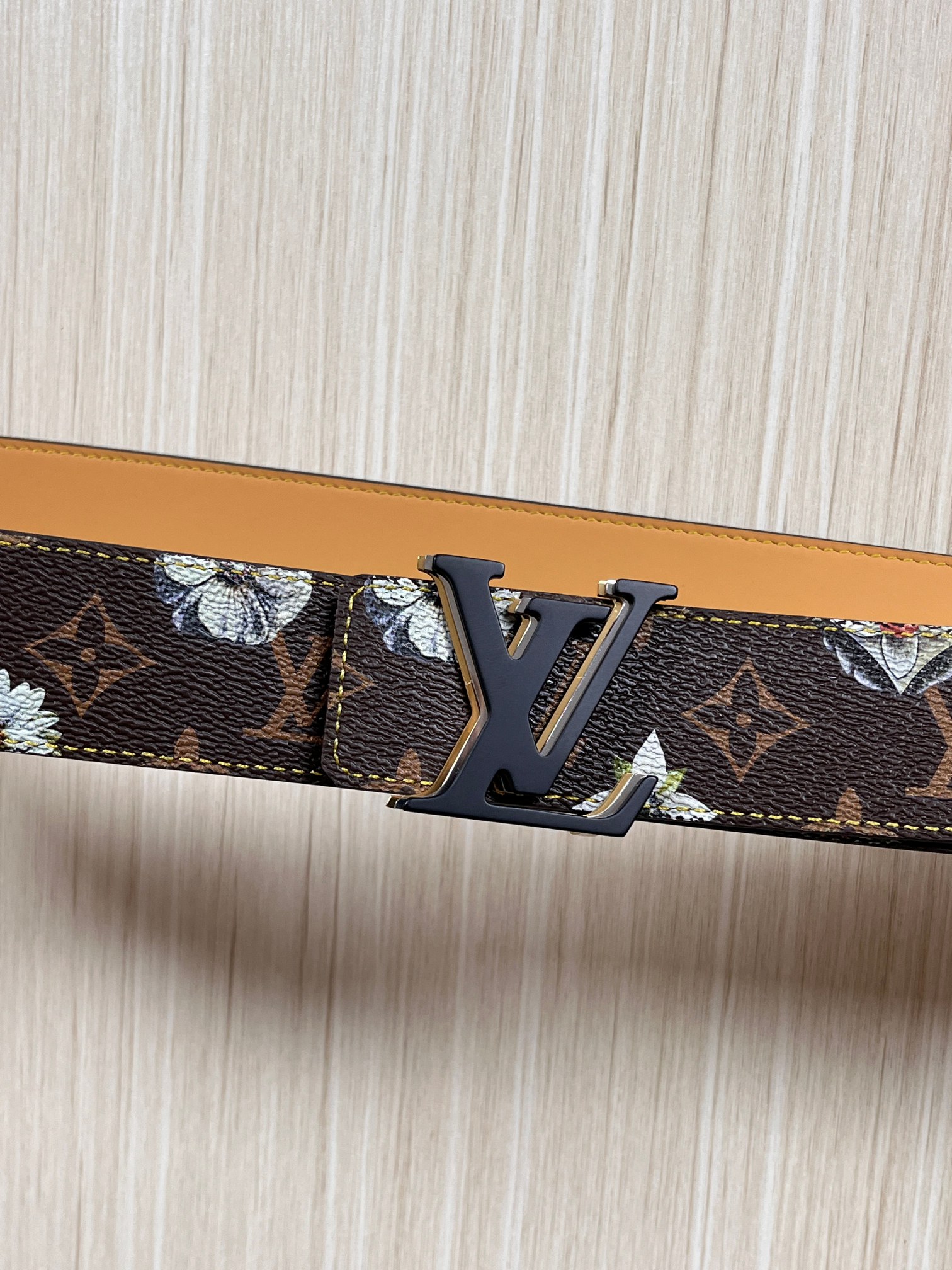 当季新款，LV Initiales Monogram Flower系列40毫米可翻转腰带重新诠释了经典的