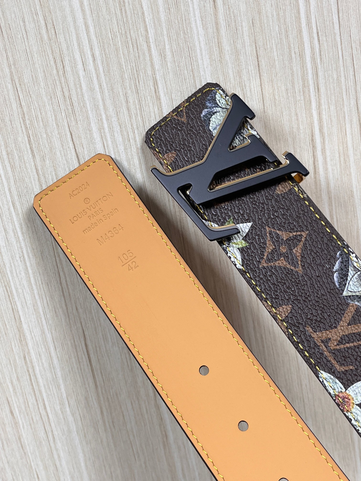 当季新款，LV Initiales Monogram Flower系列40毫米可翻转腰带重新诠释了经典的