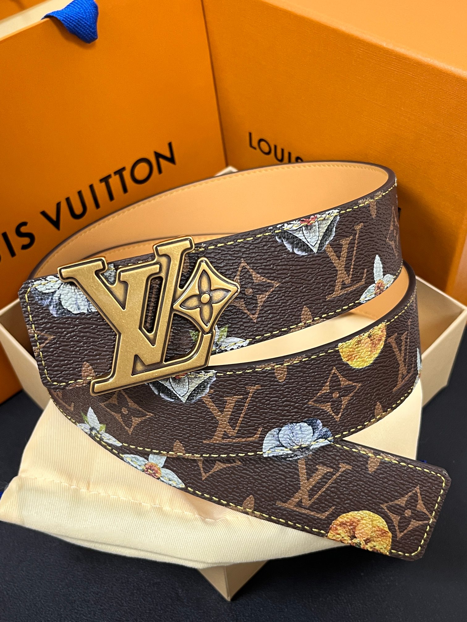 当季新款，LV Initiales Monogram Flower系列40毫米可翻转腰带重新诠释了经典的