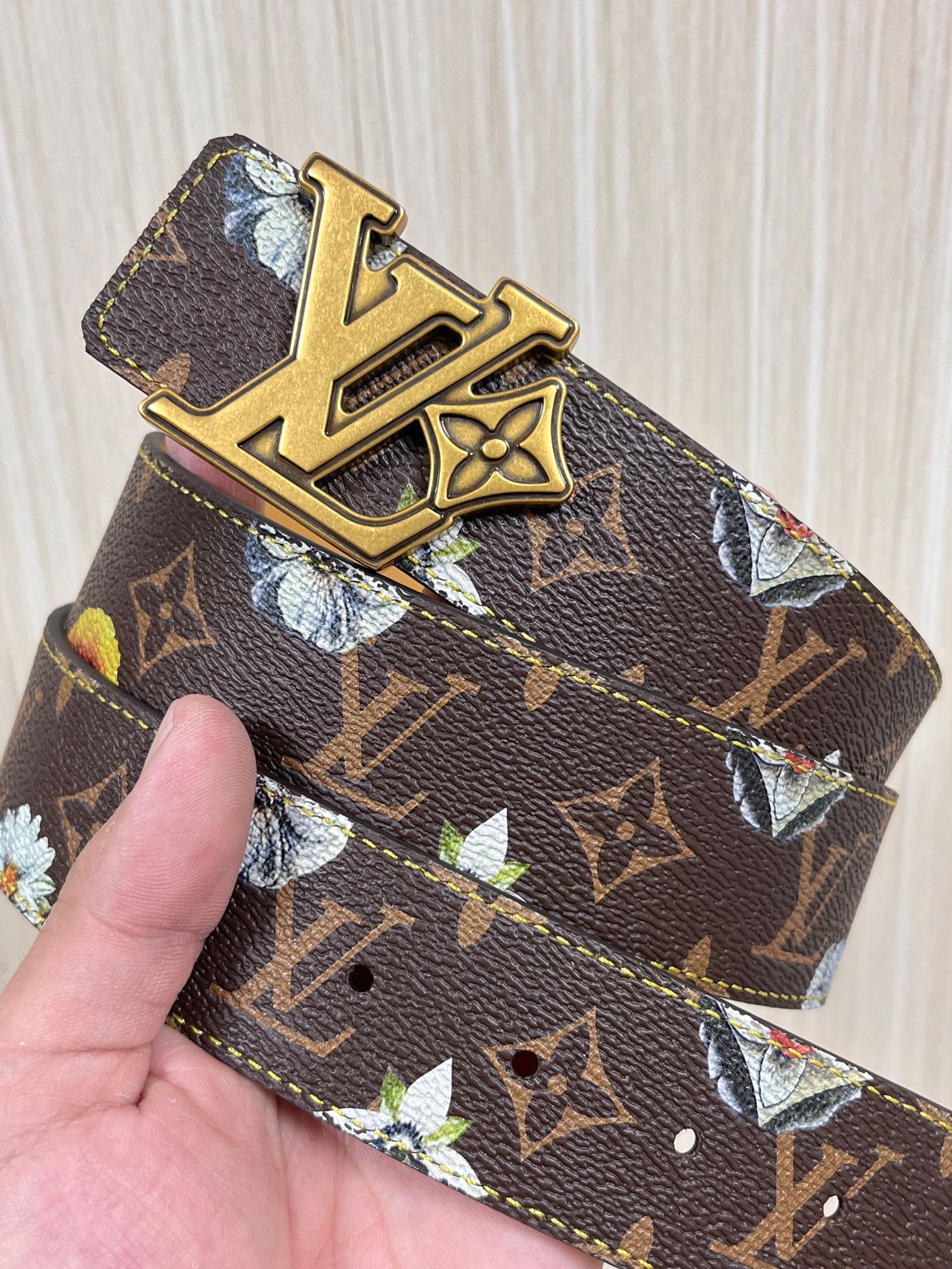 当季新款，LV Initiales Monogram Flower系列40毫米可翻转腰带重新诠释了经典的