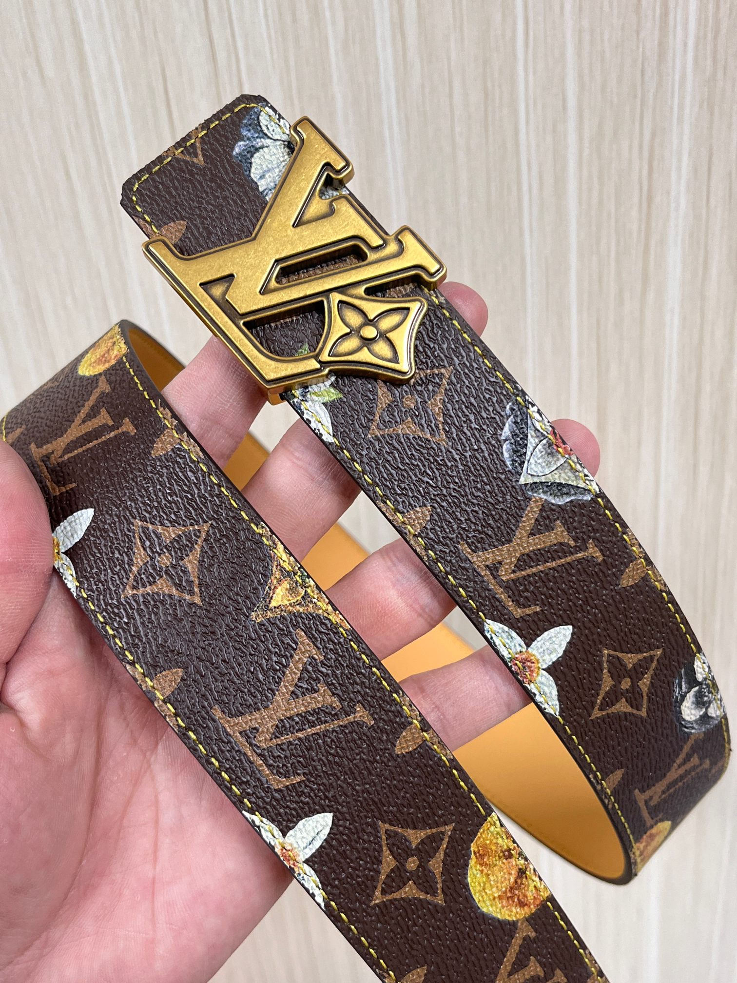 当季新款，LV Initiales Monogram Flower系列40毫米可翻转腰带重新诠释了经典的