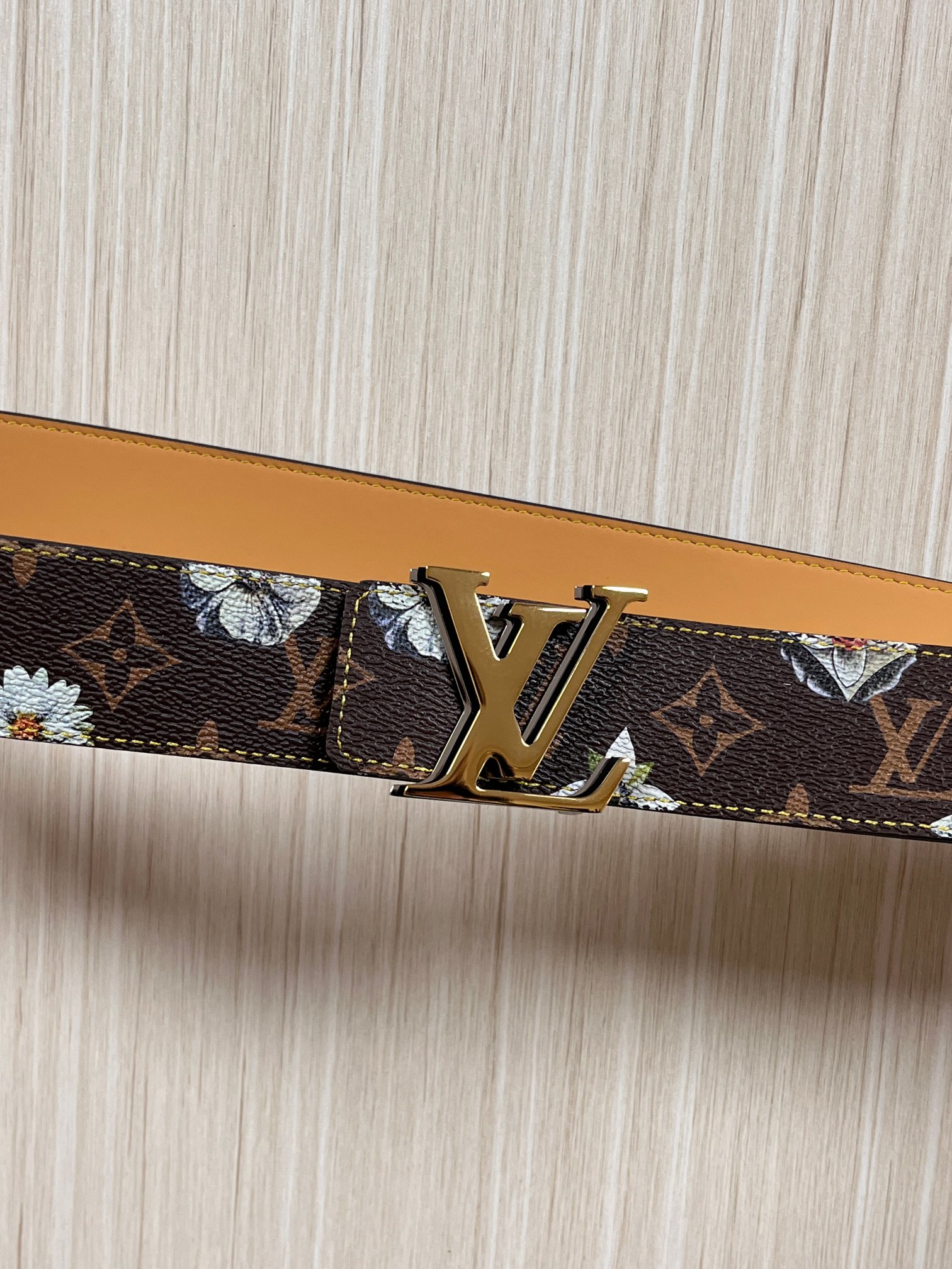 当季新款，LV Initiales Monogram Flower系列40毫米可翻转腰带重新诠释了经典的