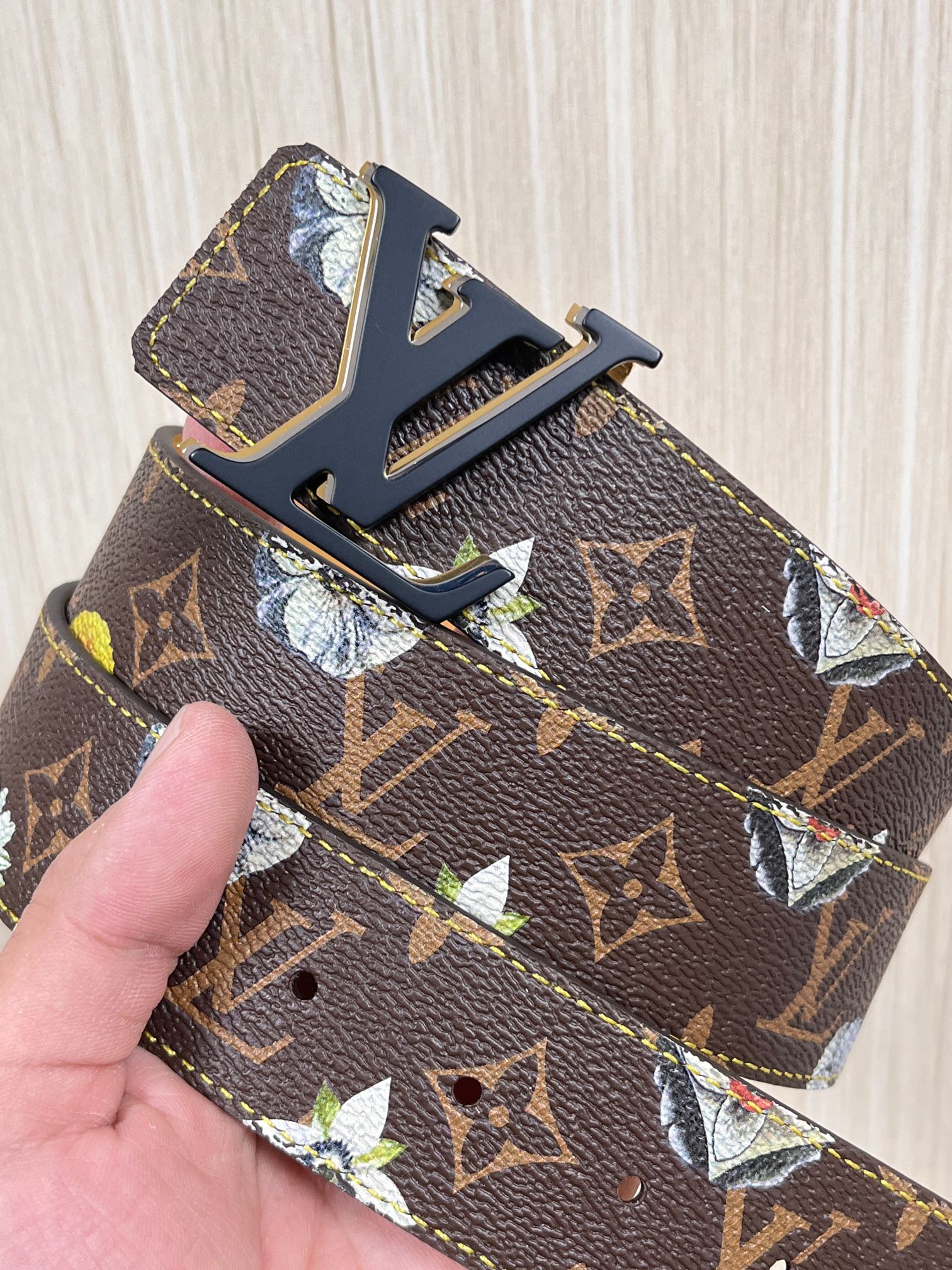 当季新款，LV Initiales Monogram Flower系列40毫米可翻转腰带重新诠释了经典的