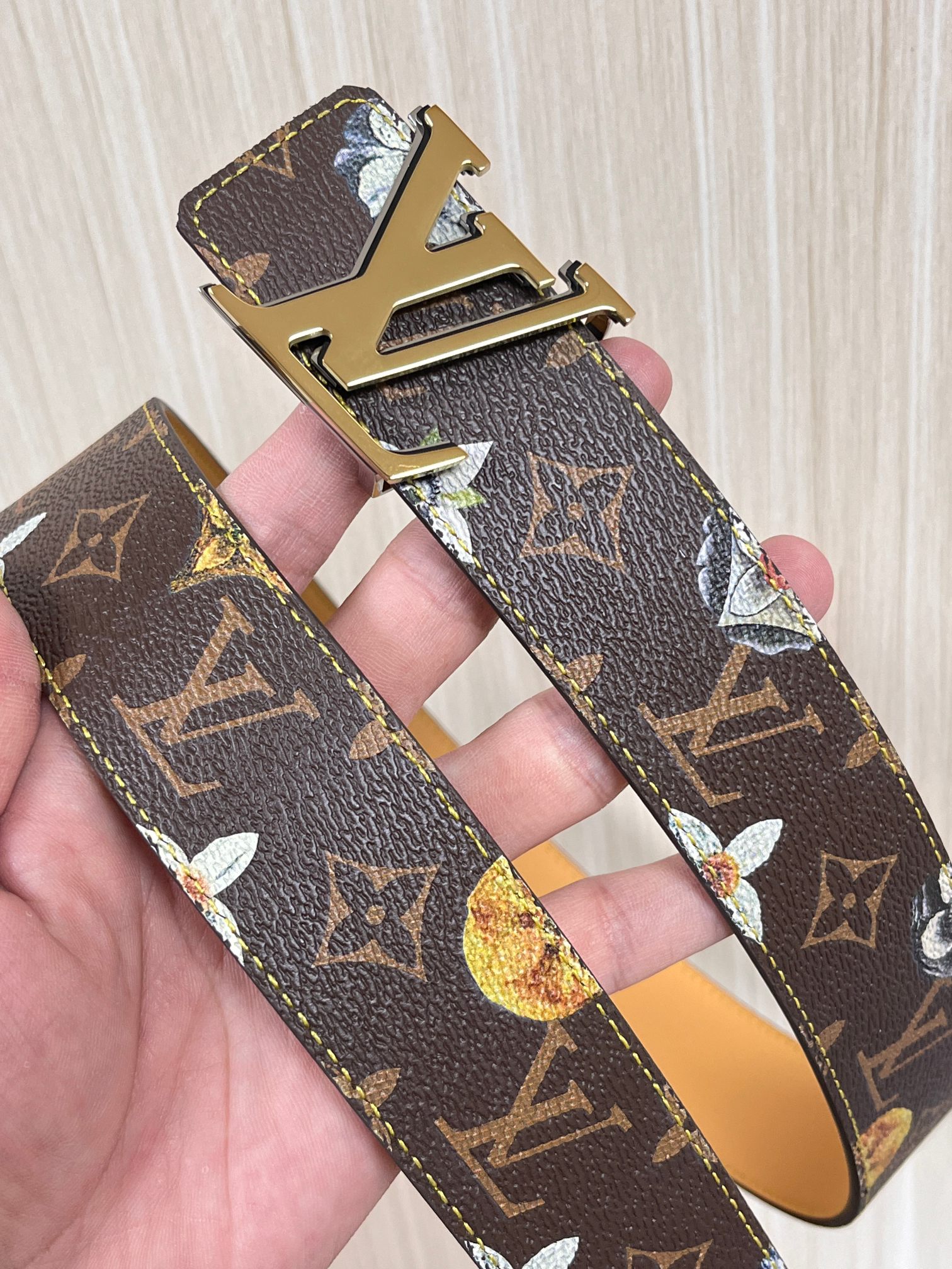 当季新款，LV Initiales Monogram Flower系列40毫米可翻转腰带重新诠释了经典的