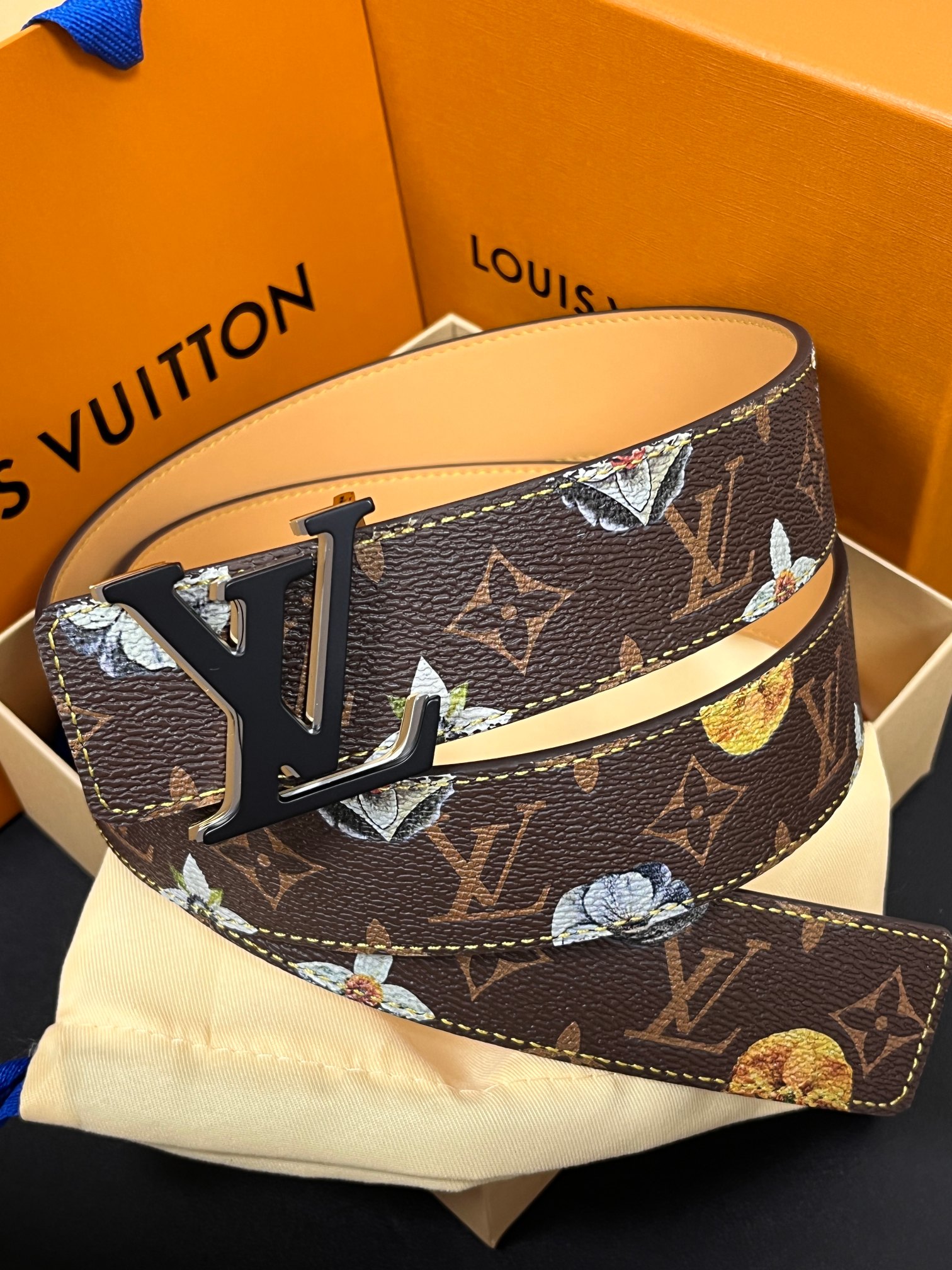 当季新款，LV Initiales Monogram Flower系列40毫米可翻转腰带重新诠释了经典的
