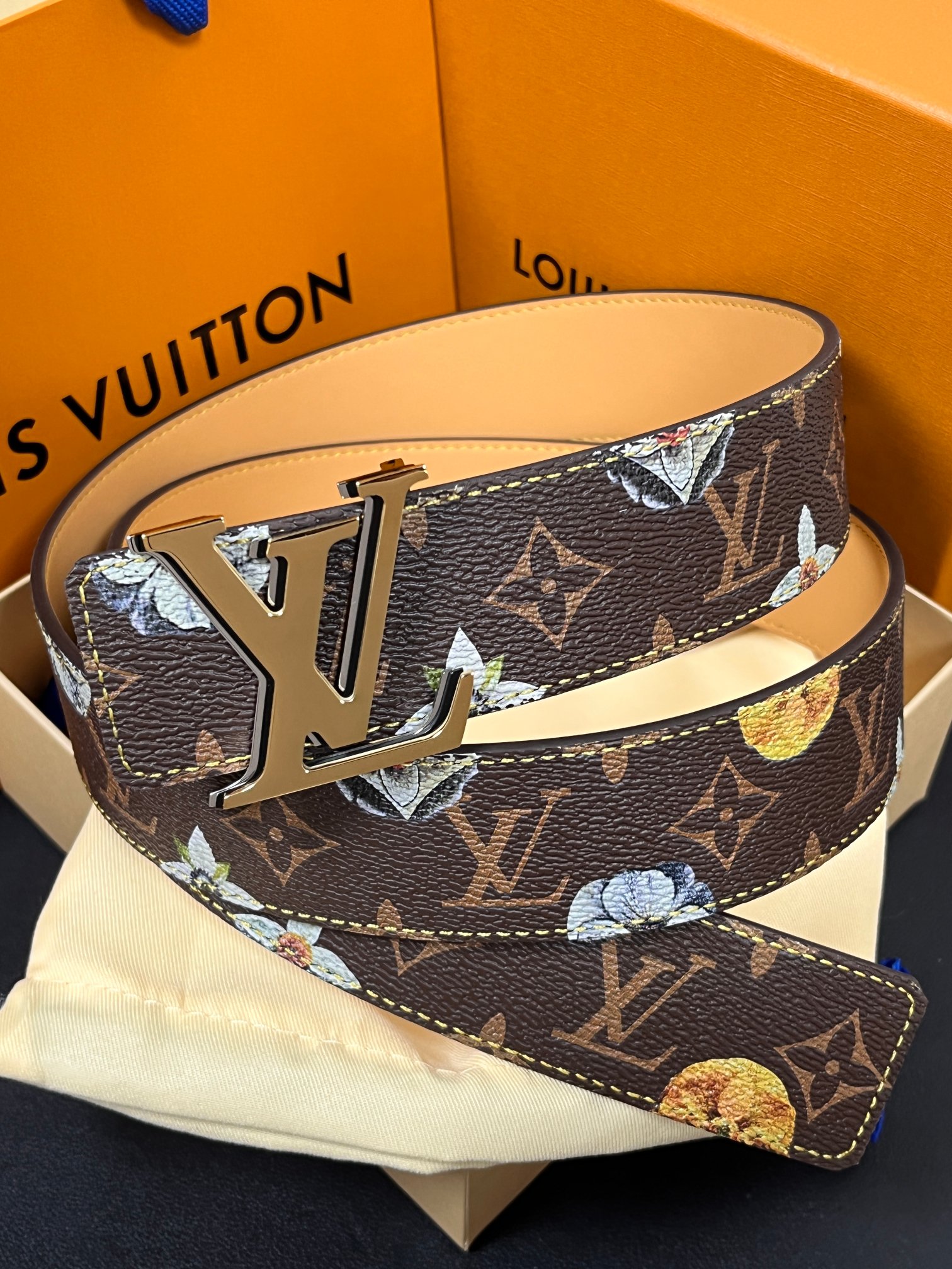当季新款，LV Initiales Monogram Flower系列40毫米可翻转腰带重新诠释了经典的