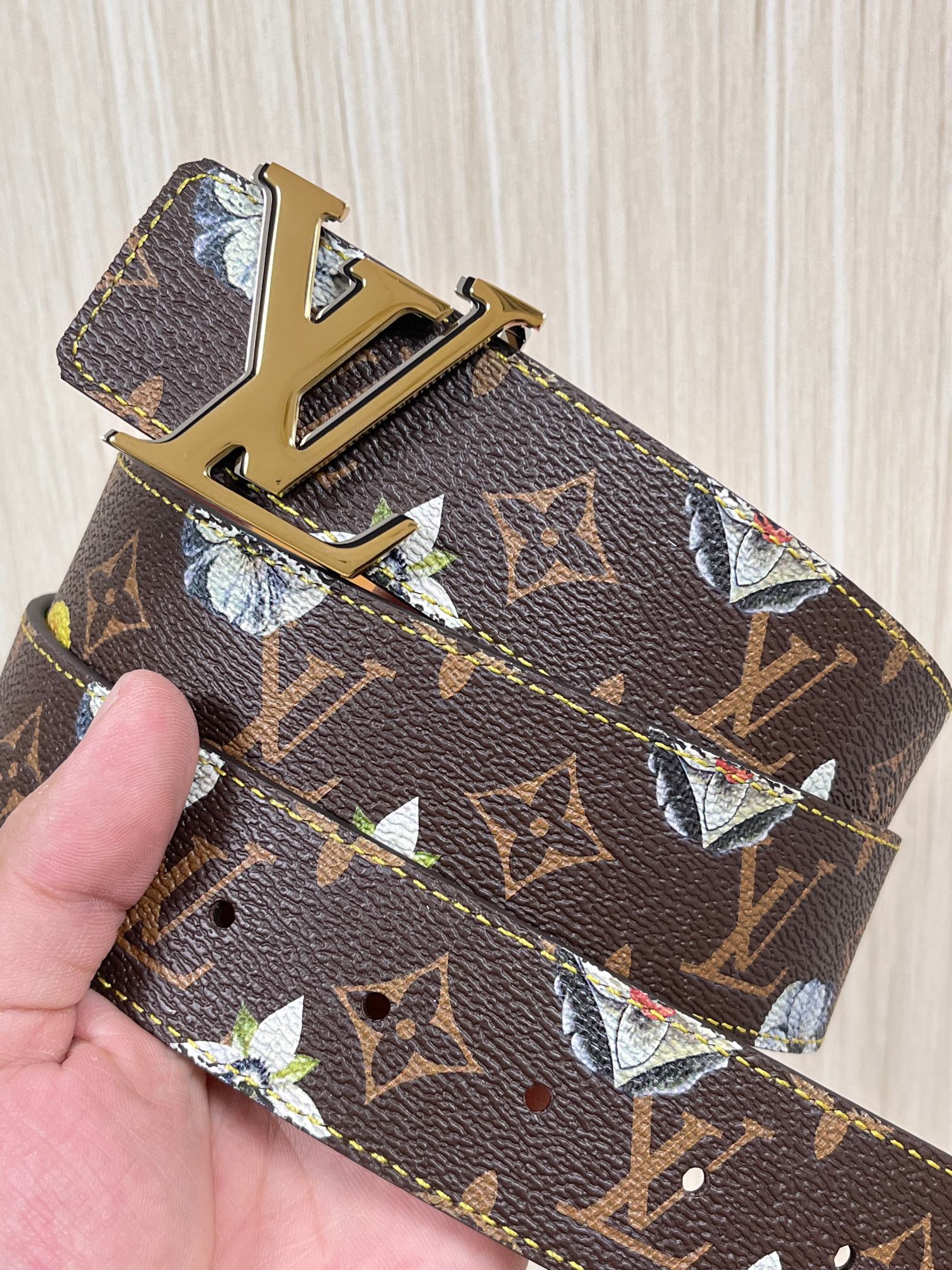 当季新款，LV Initiales Monogram Flower系列40毫米可翻转腰带重新诠释了经典的