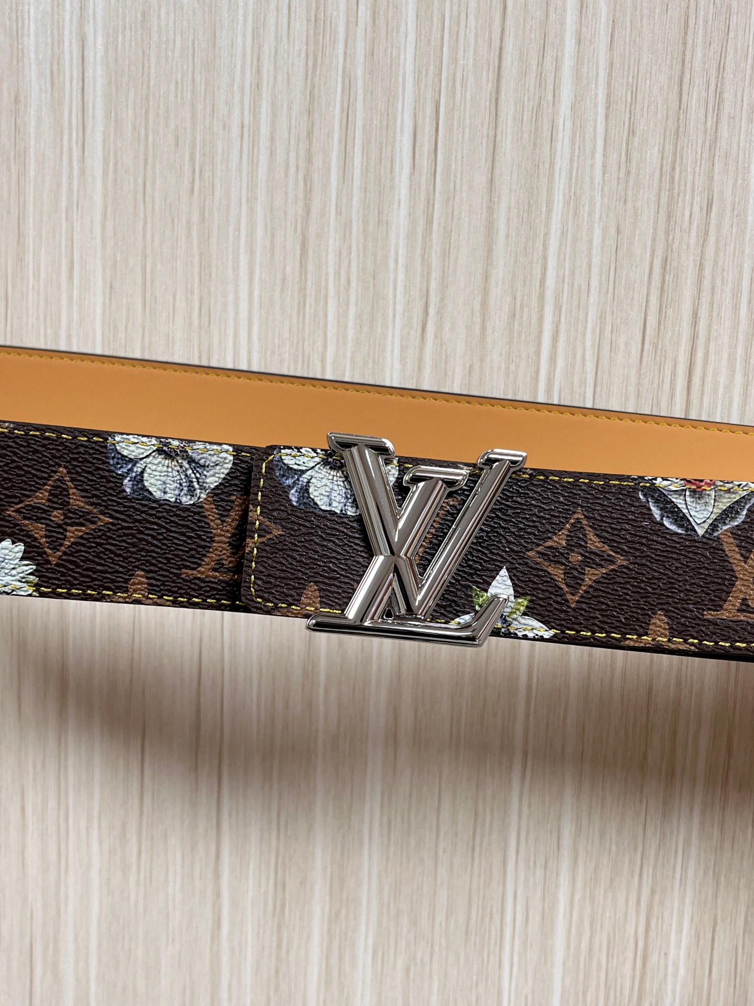 当季新款，LV Initiales Monogram Flower系列40毫米可翻转腰带重新诠释了经典的