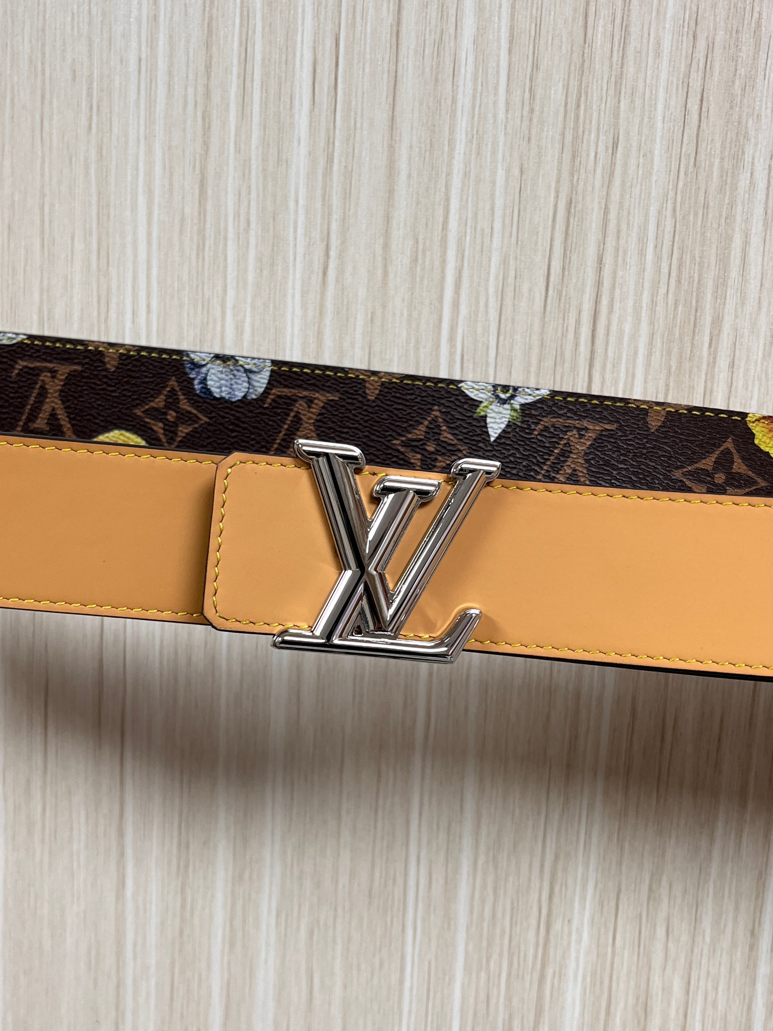 当季新款，LV Initiales Monogram Flower系列40毫米可翻转腰带重新诠释了经典的