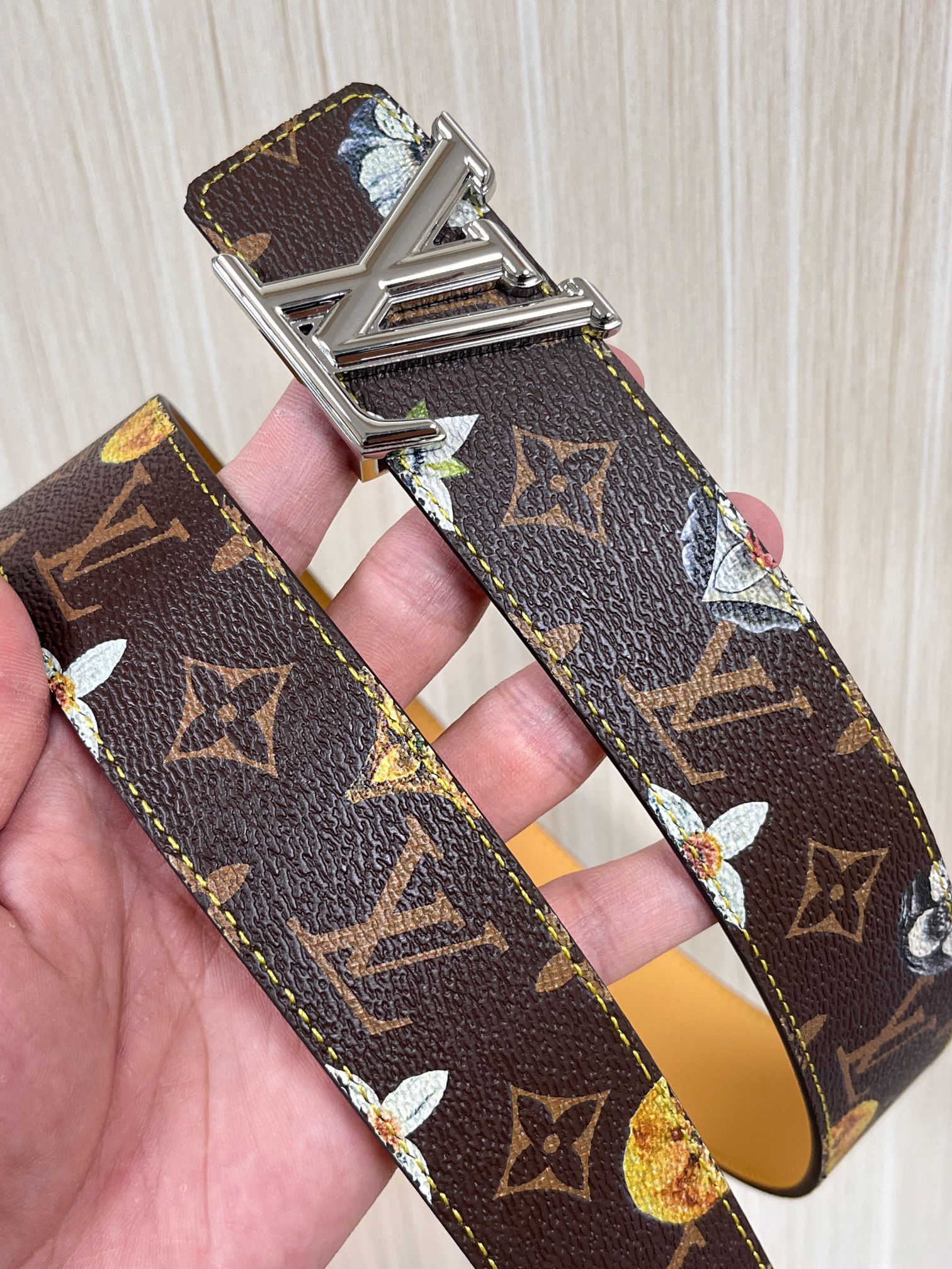 当季新款，LV Initiales Monogram Flower系列40毫米可翻转腰带重新诠释了经典的