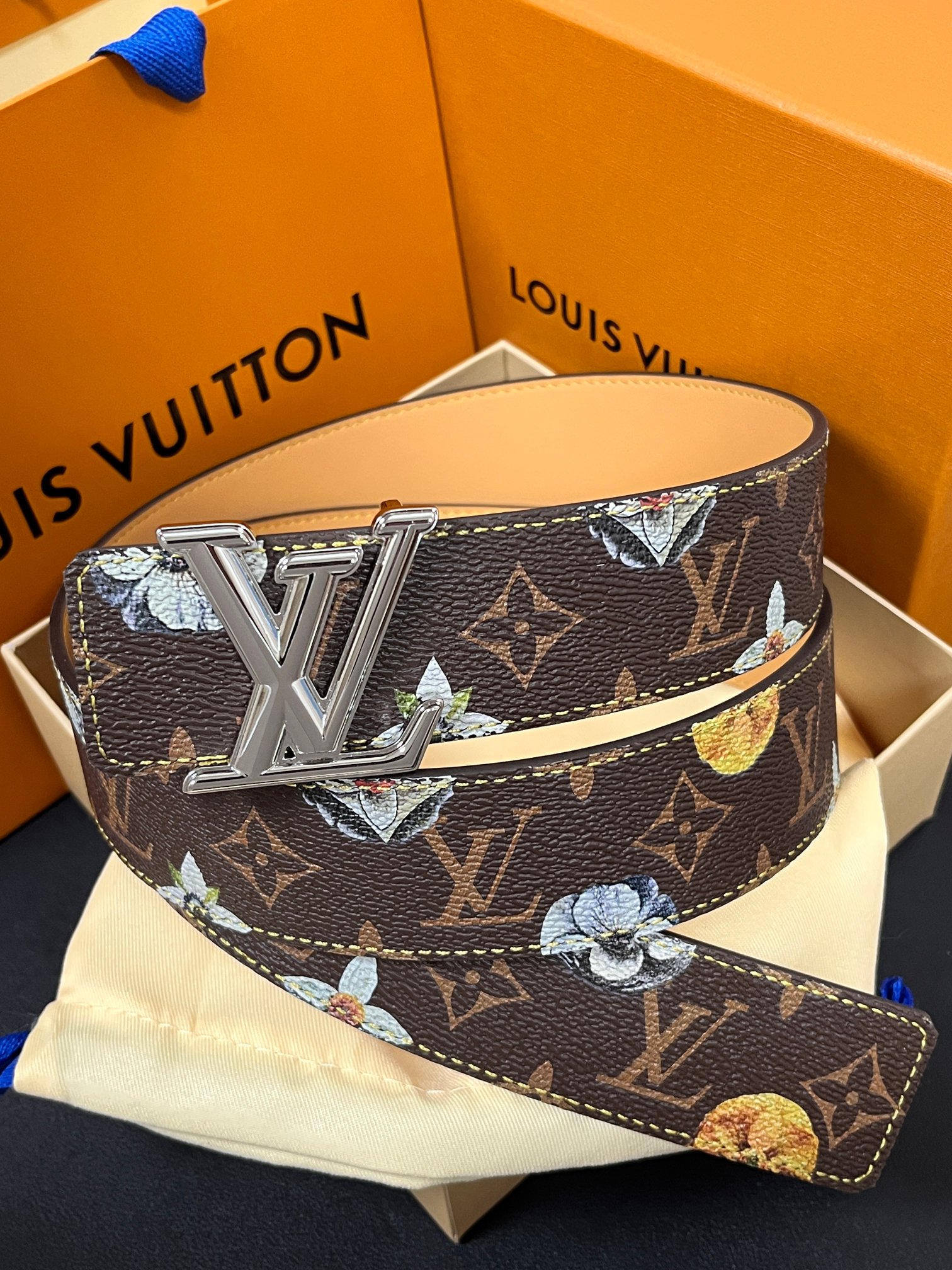 当季新款，LV Initiales Monogram Flower系列40毫米可翻转腰带重新诠释了经典的
