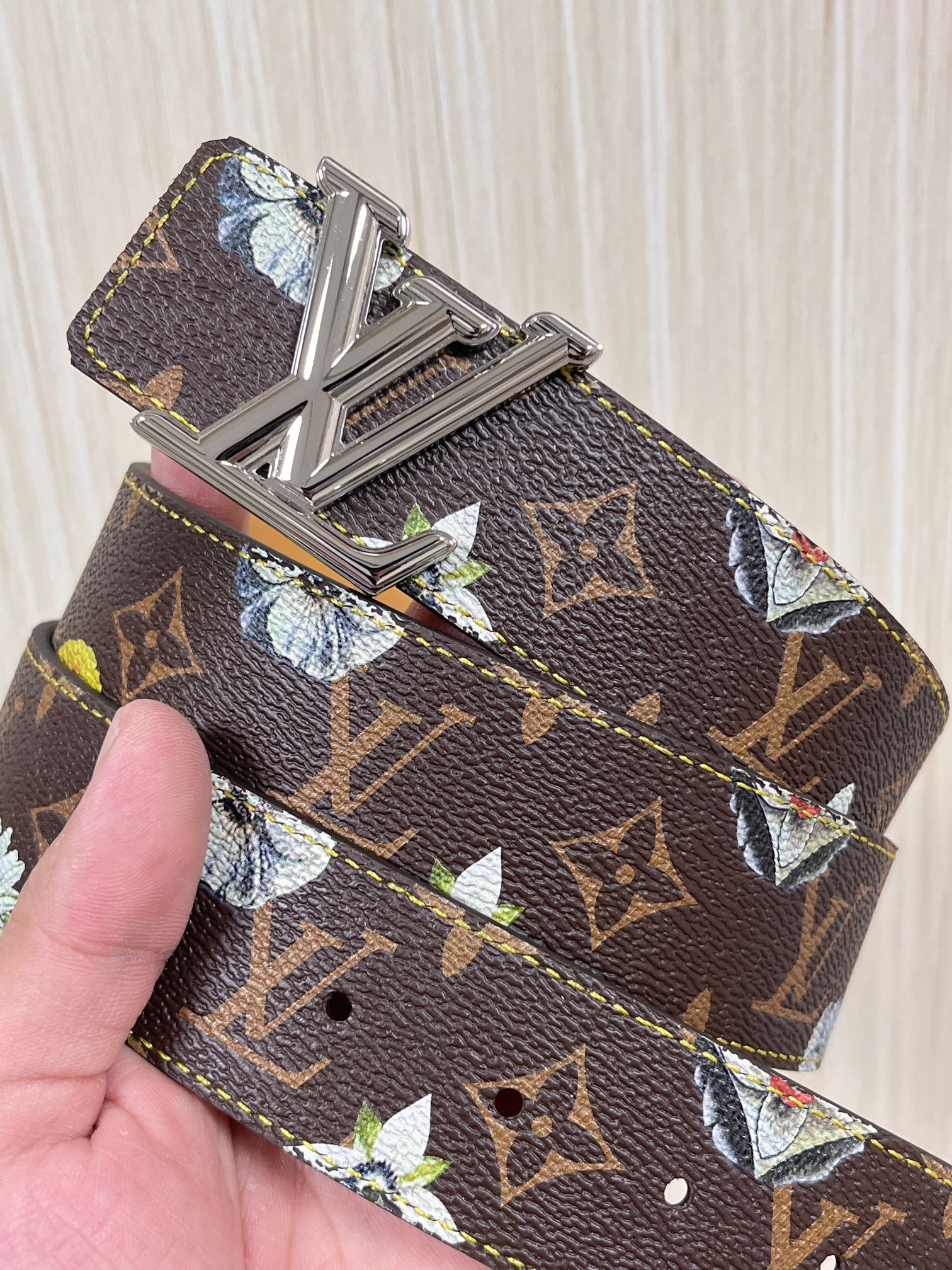 当季新款，LV Initiales Monogram Flower系列40毫米可翻转腰带重新诠释了经典的