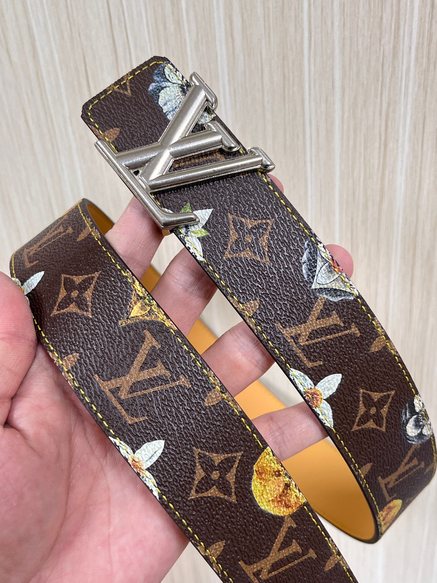 当季新款，LV Initiales Monogram Flower系列40毫米可翻转腰带重新诠释了经典的