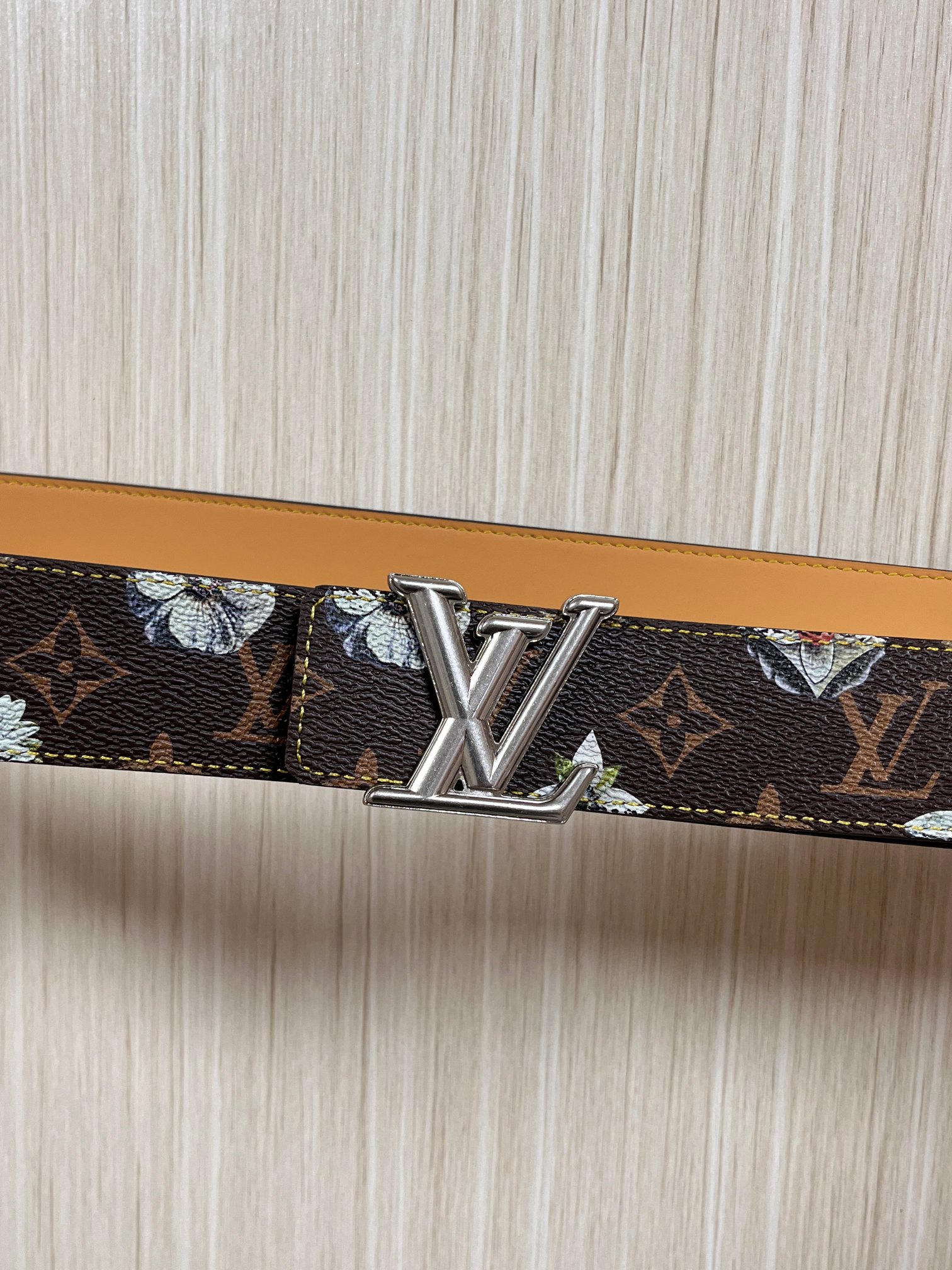 当季新款，LV Initiales Monogram Flower系列40毫米可翻转腰带重新诠释了经典的
