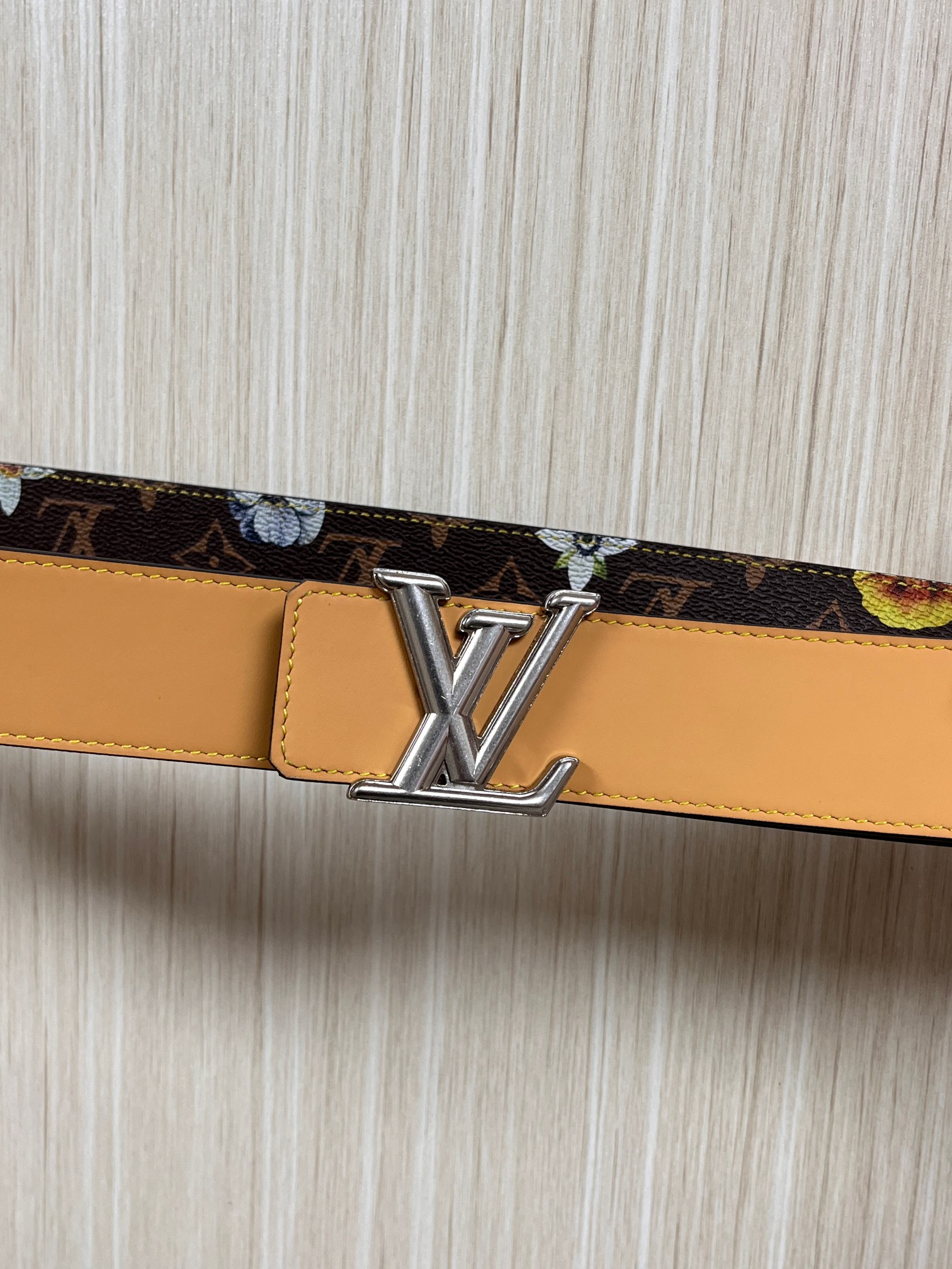 当季新款，LV Initiales Monogram Flower系列40毫米可翻转腰带重新诠释了经典的