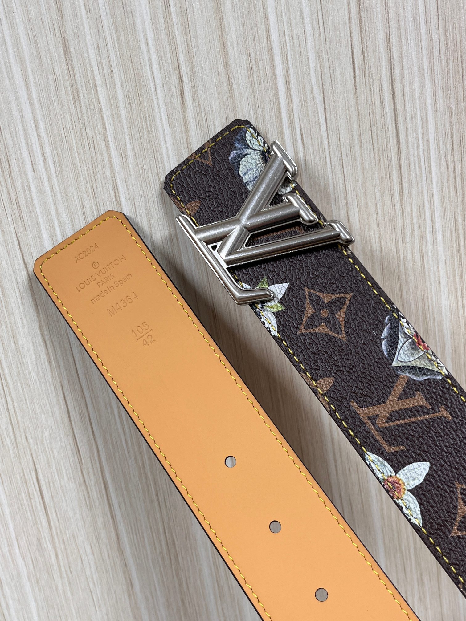 当季新款，LV Initiales Monogram Flower系列40毫米可翻转腰带重新诠释了经典的