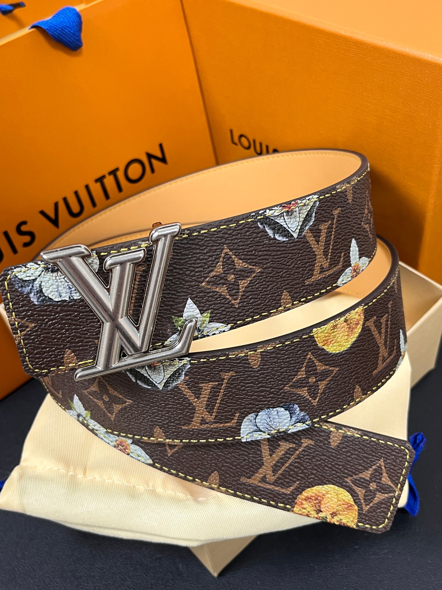 当季新款，LV Initiales Monogram Flower系列40毫米可翻转腰带重新诠释了经典的