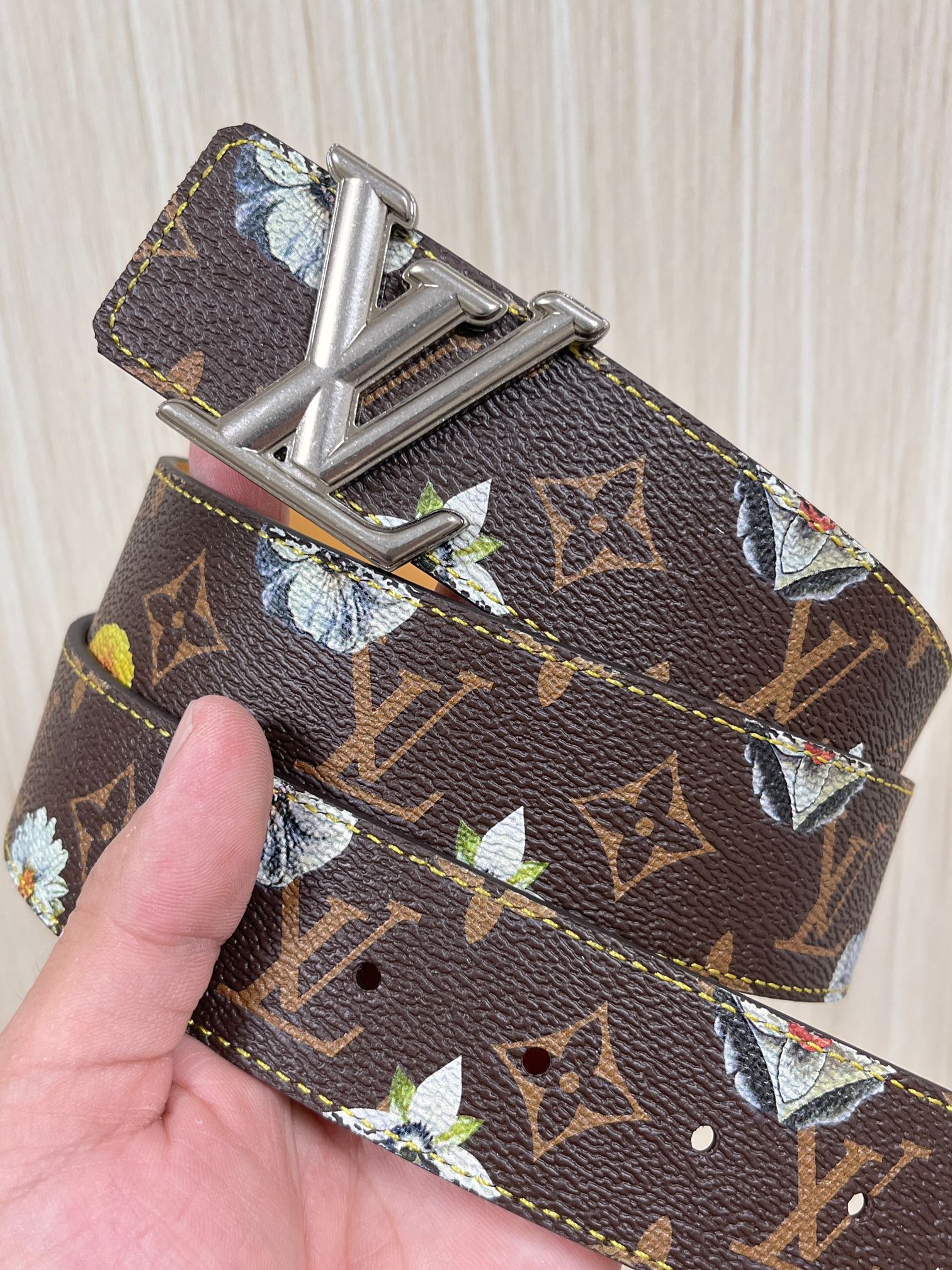 当季新款，LV Initiales Monogram Flower系列40毫米可翻转腰带重新诠释了经典的