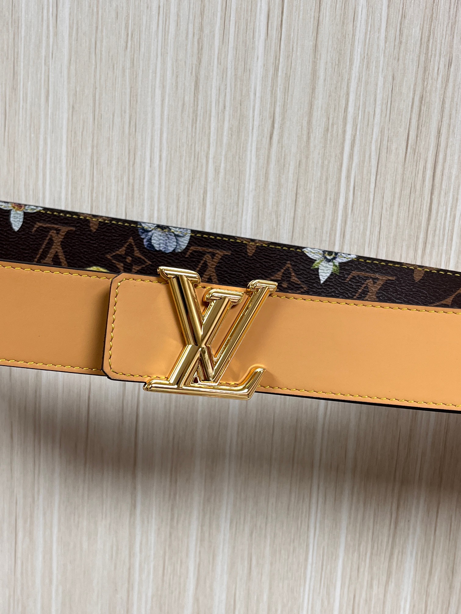 当季新款，LV Initiales Monogram Flower系列40毫米可翻转腰带重新诠释了经典的