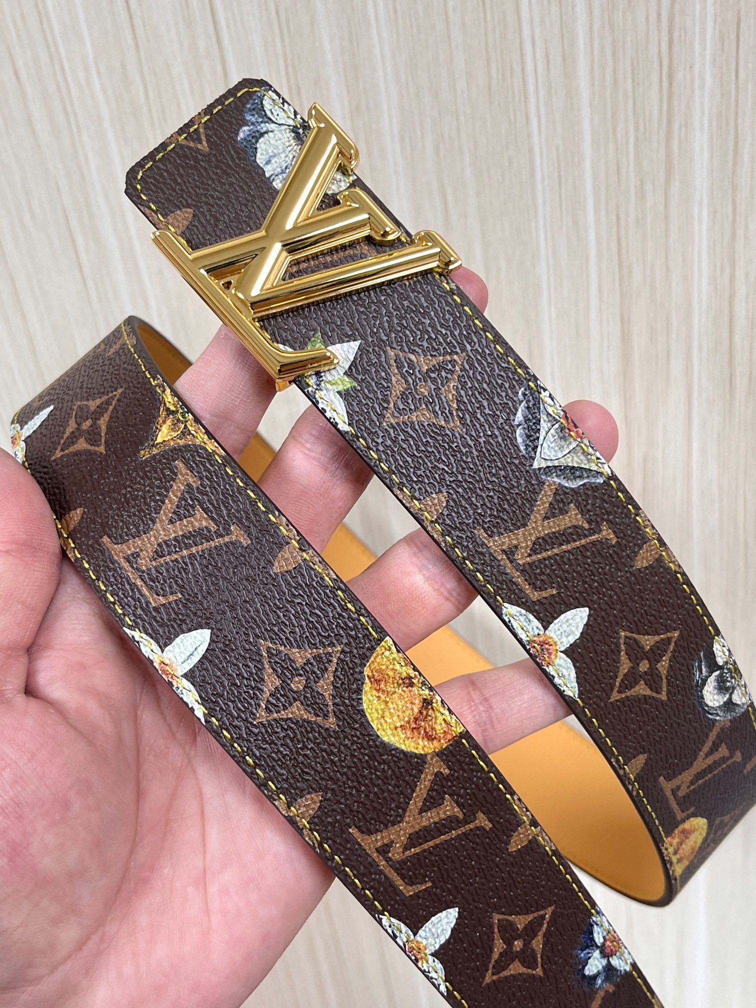 当季新款，LV Initiales Monogram Flower系列40毫米可翻转腰带重新诠释了经典的