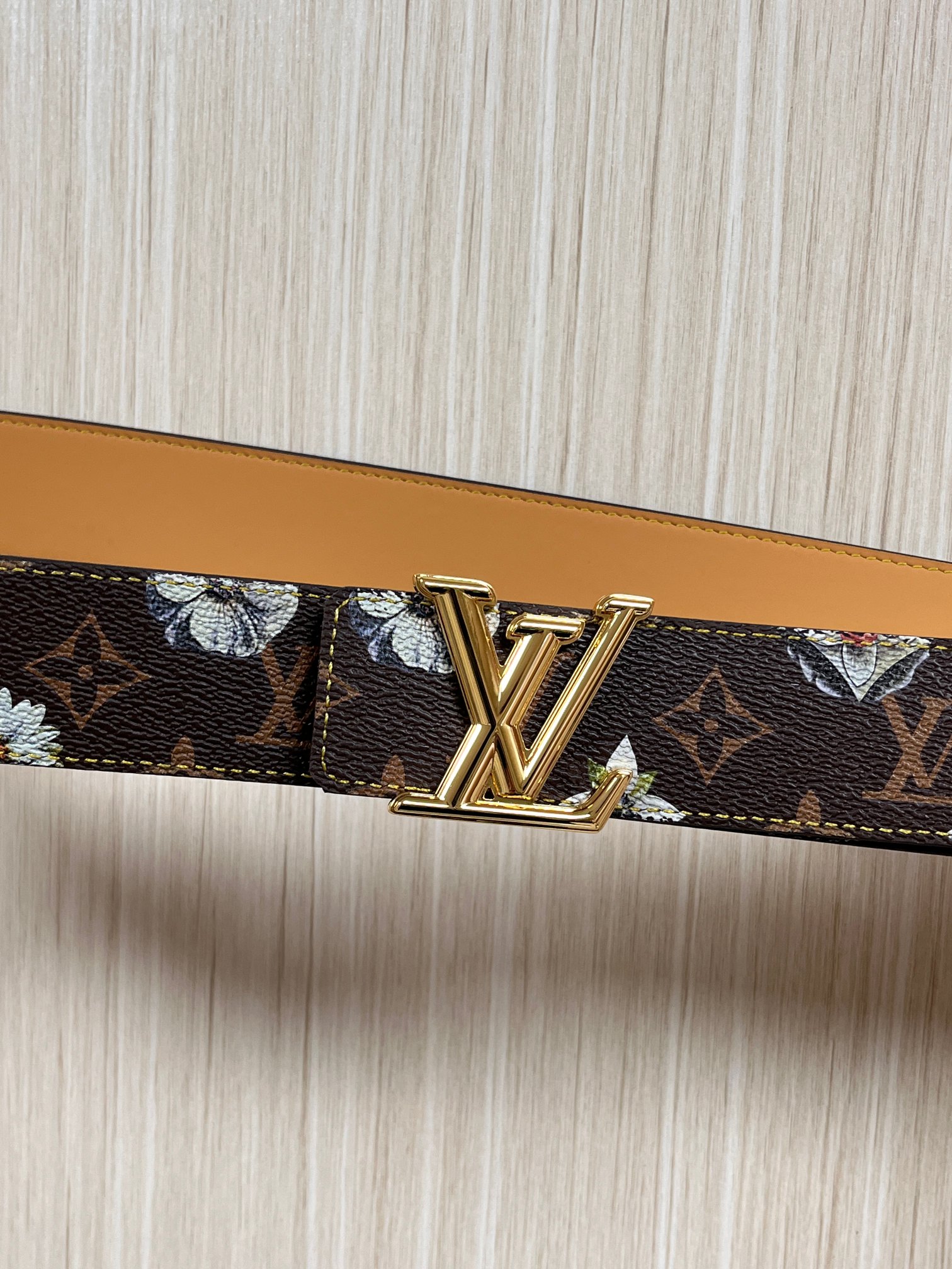 当季新款，LV Initiales Monogram Flower系列40毫米可翻转腰带重新诠释了经典的