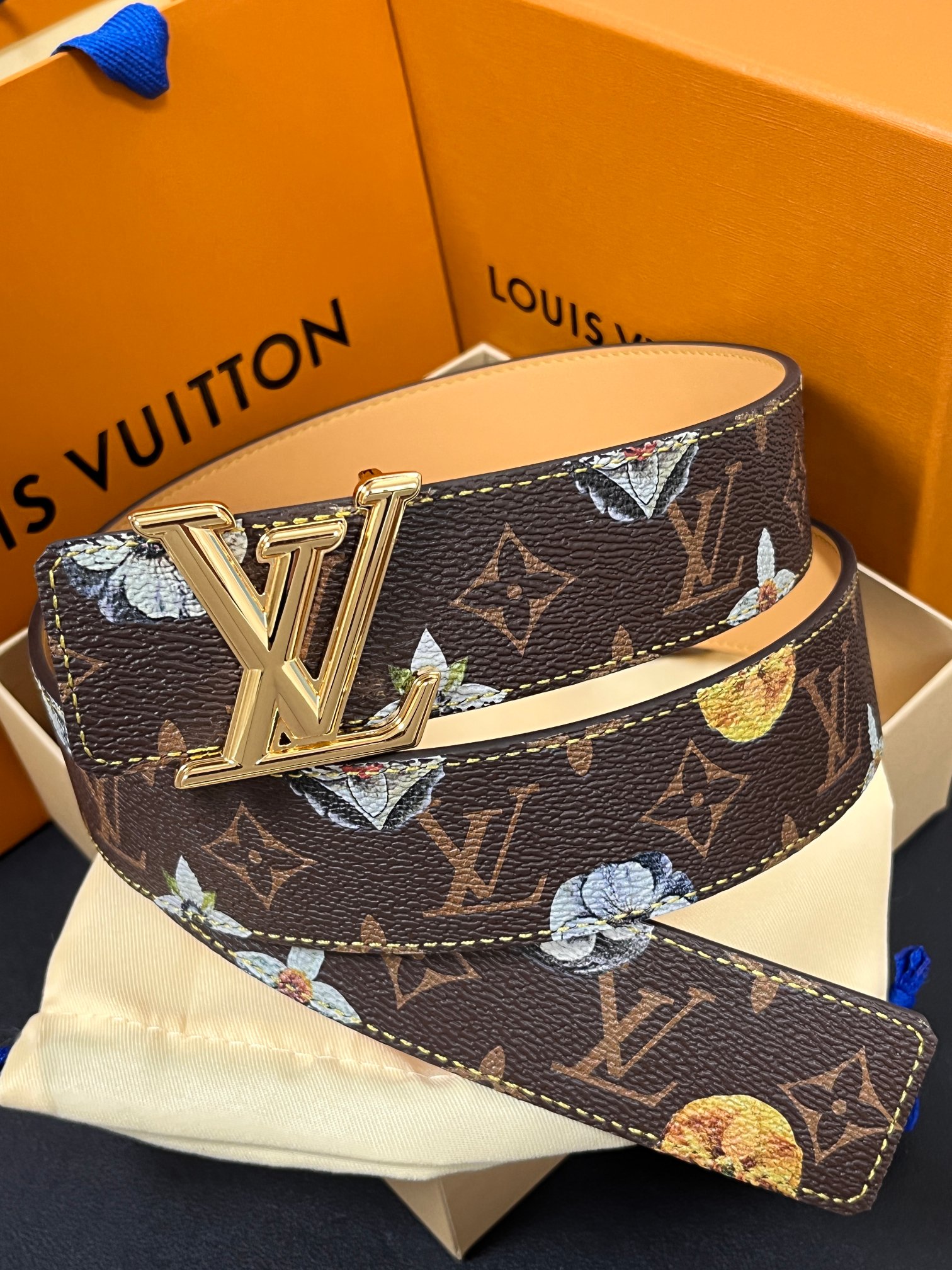 当季新款，LV Initiales Monogram Flower系列40毫米可翻转腰带重新诠释了经典的