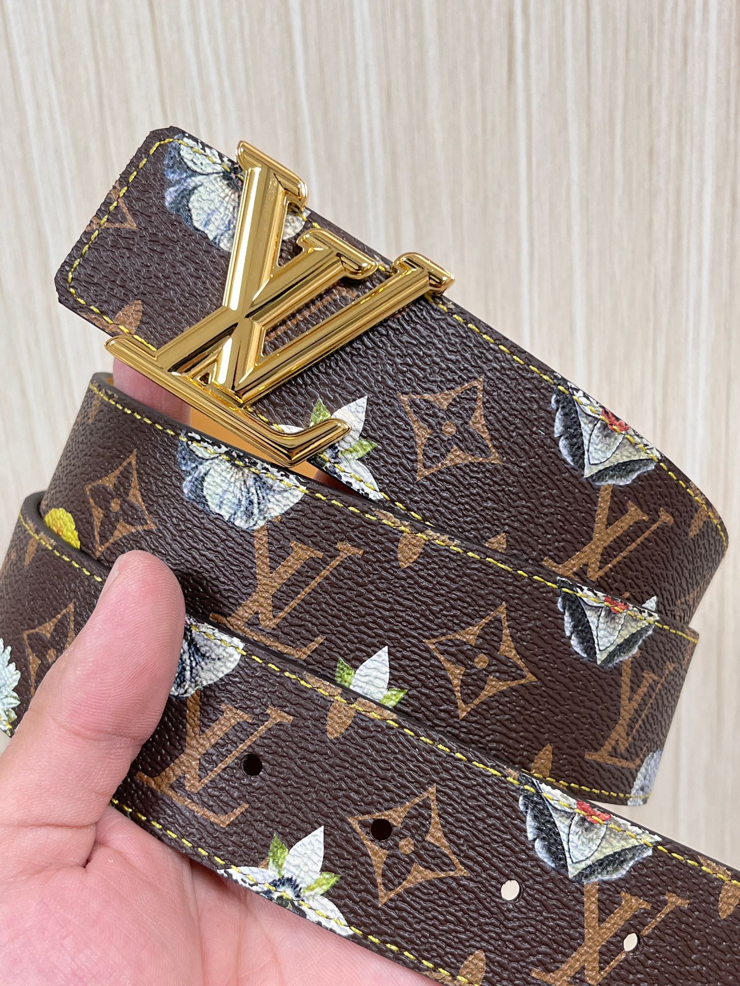 当季新款，LV Initiales Monogram Flower系列40毫米可翻转腰带重新诠释了经典的