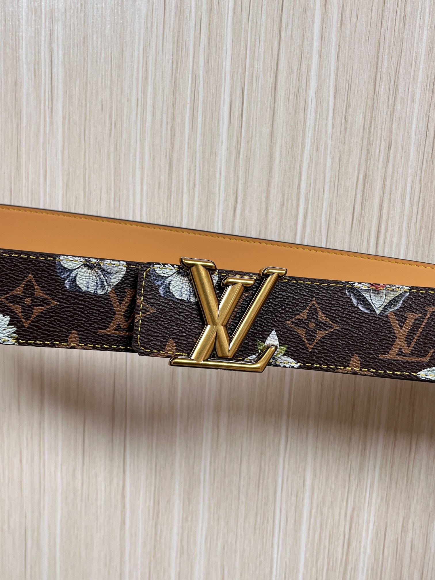 当季新款，LV Initiales Monogram Flower系列40毫米可翻转腰带重新诠释了经典的