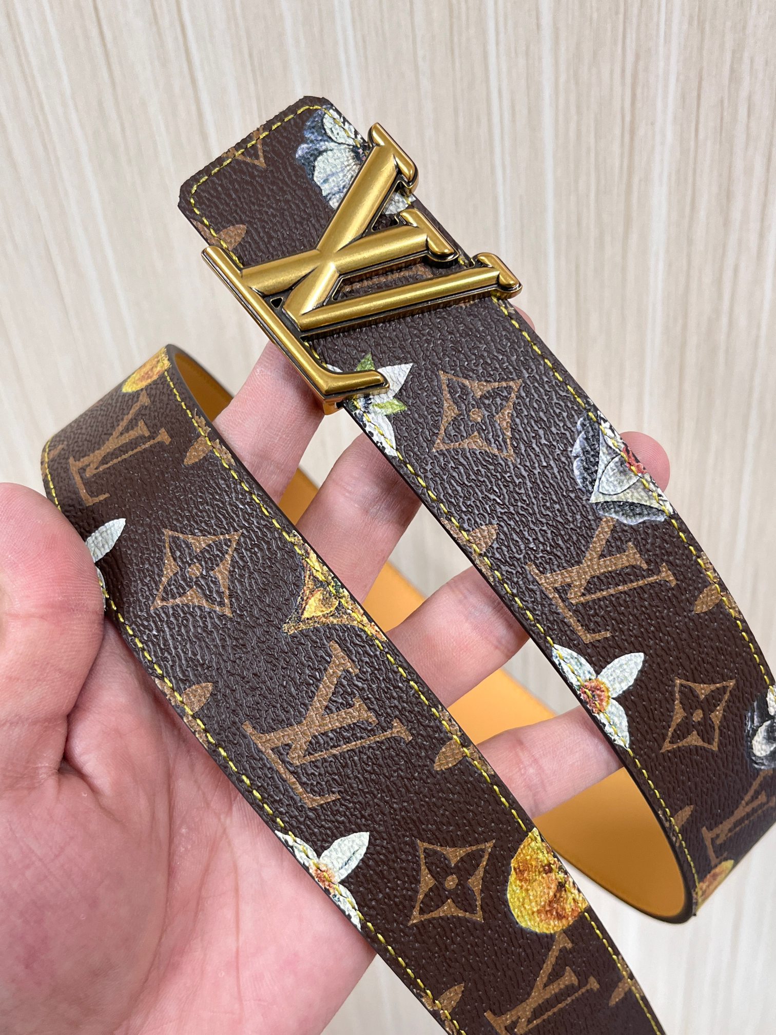 当季新款，LV Initiales Monogram Flower系列40毫米可翻转腰带重新诠释了经典的