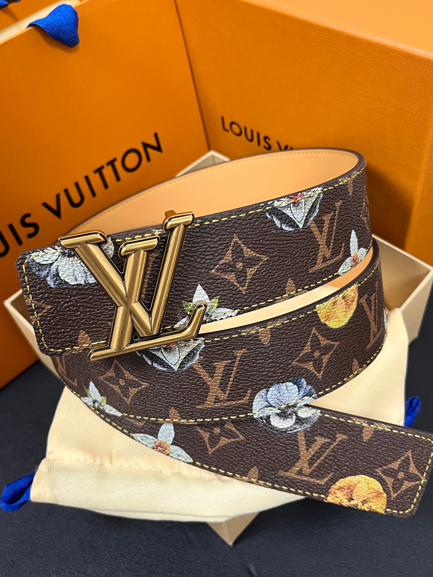 当季新款，LV Initiales Monogram Flower系列40毫米可翻转腰带重新诠释了经典的