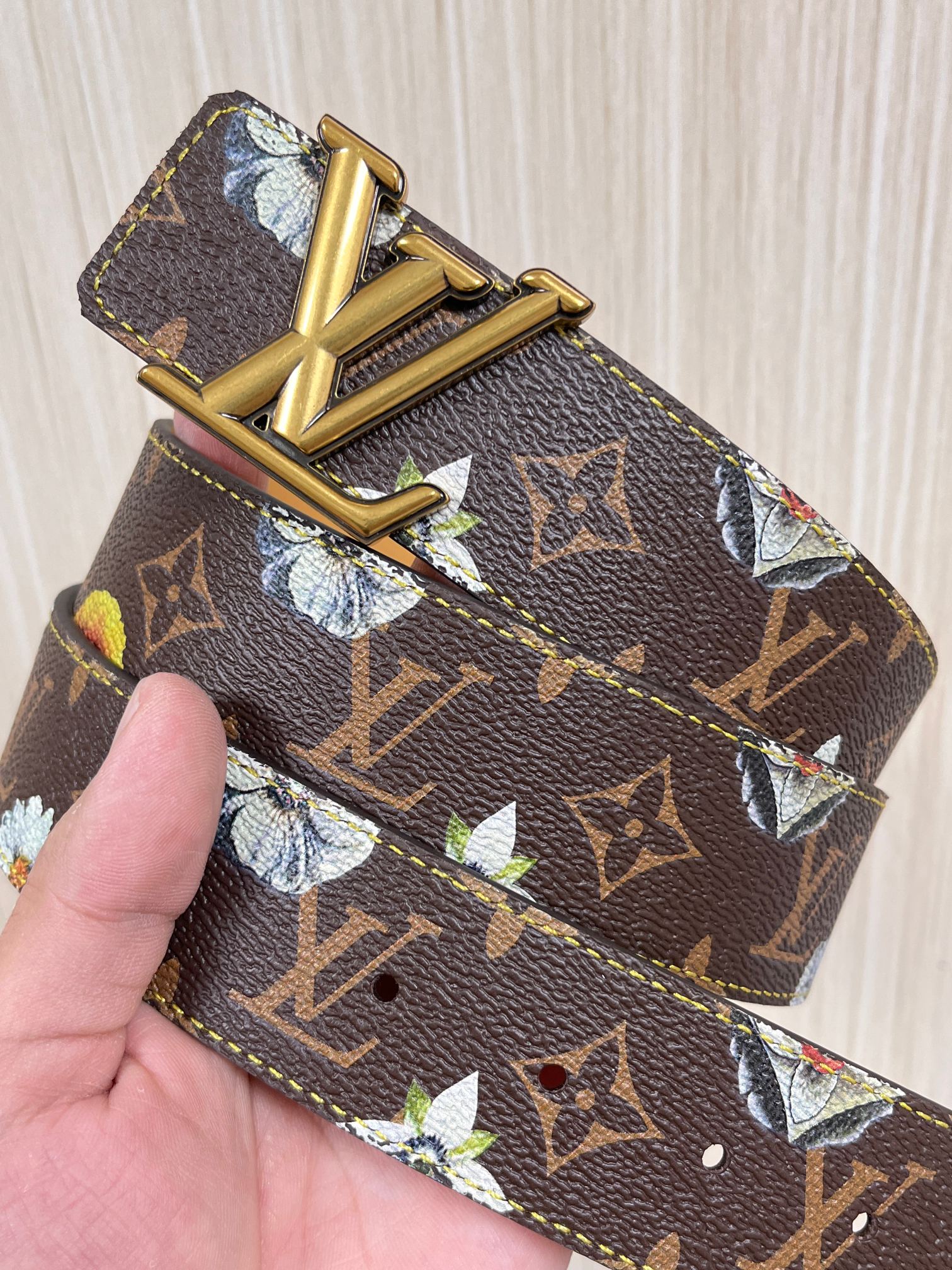 当季新款，LV Initiales Monogram Flower系列40毫米可翻转腰带重新诠释了经典的