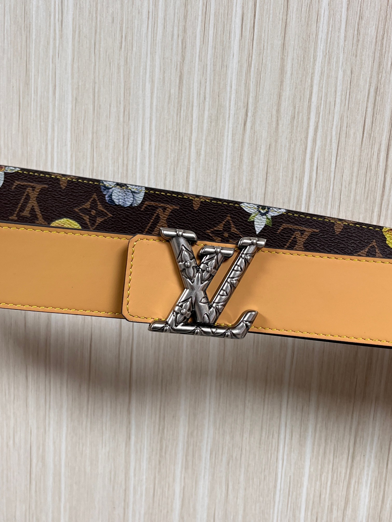 当季新款，LV Initiales Monogram Flower系列40毫米可翻转腰带重新诠释了经典的