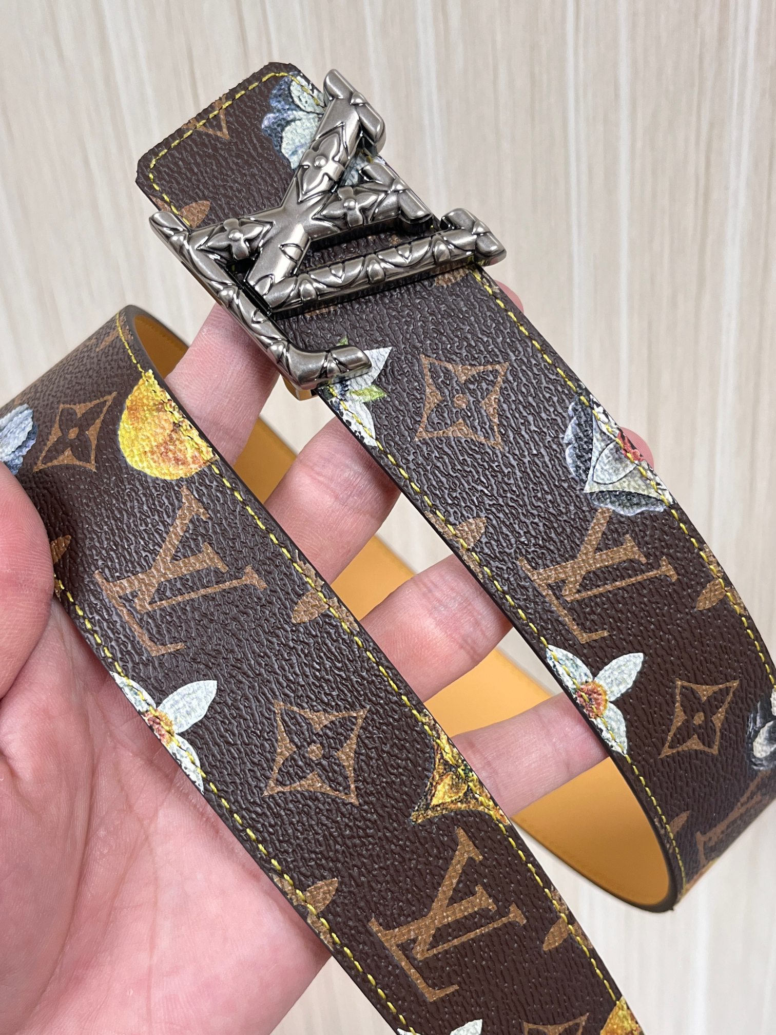 当季新款，LV Initiales Monogram Flower系列40毫米可翻转腰带重新诠释了经典的