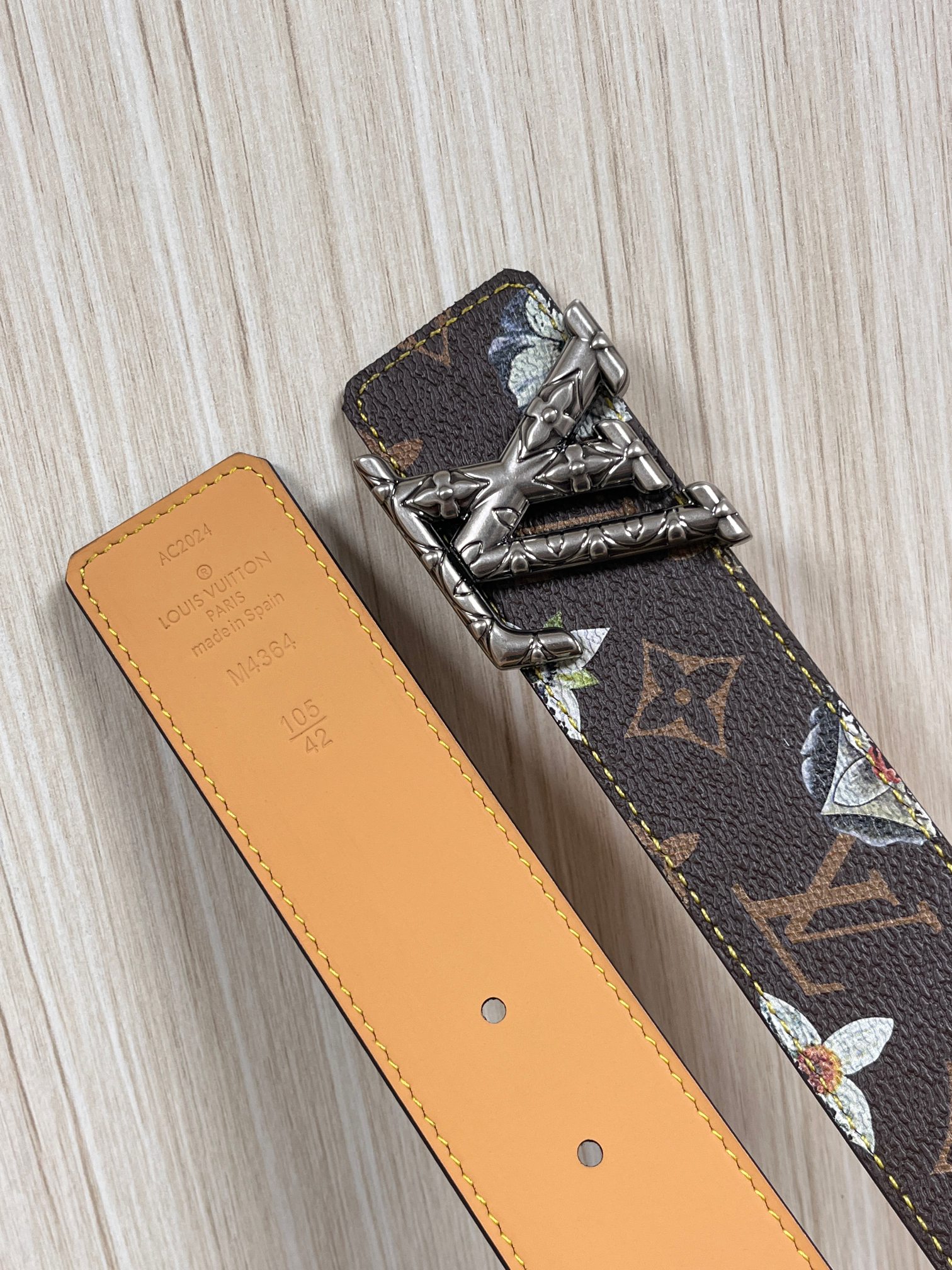 当季新款，LV Initiales Monogram Flower系列40毫米可翻转腰带重新诠释了经典的