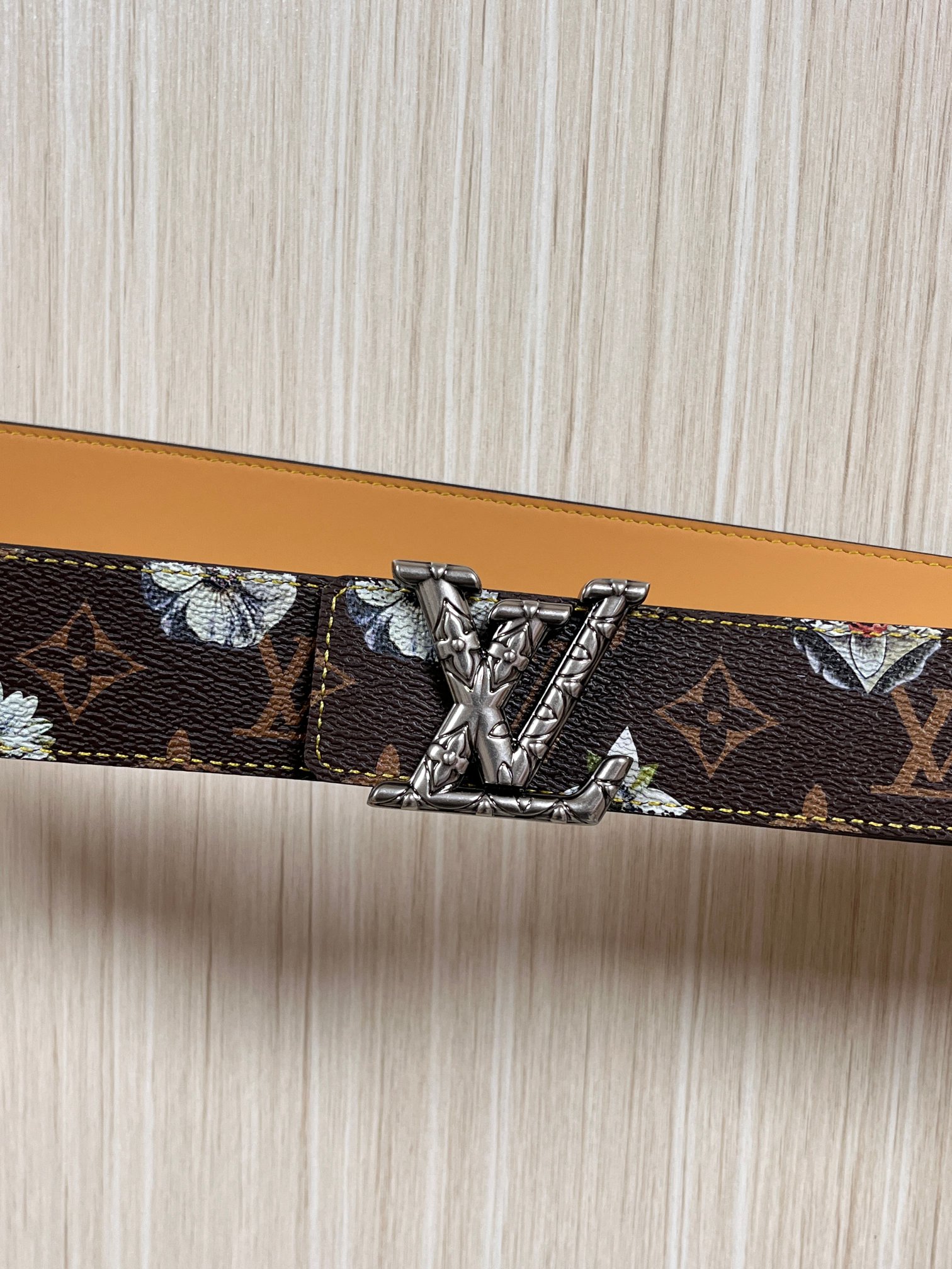 当季新款，LV Initiales Monogram Flower系列40毫米可翻转腰带重新诠释了经典的