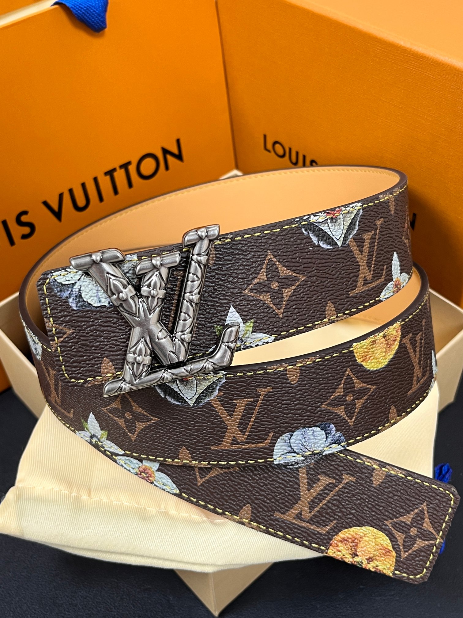 当季新款，LV Initiales Monogram Flower系列40毫米可翻转腰带重新诠释了经典的