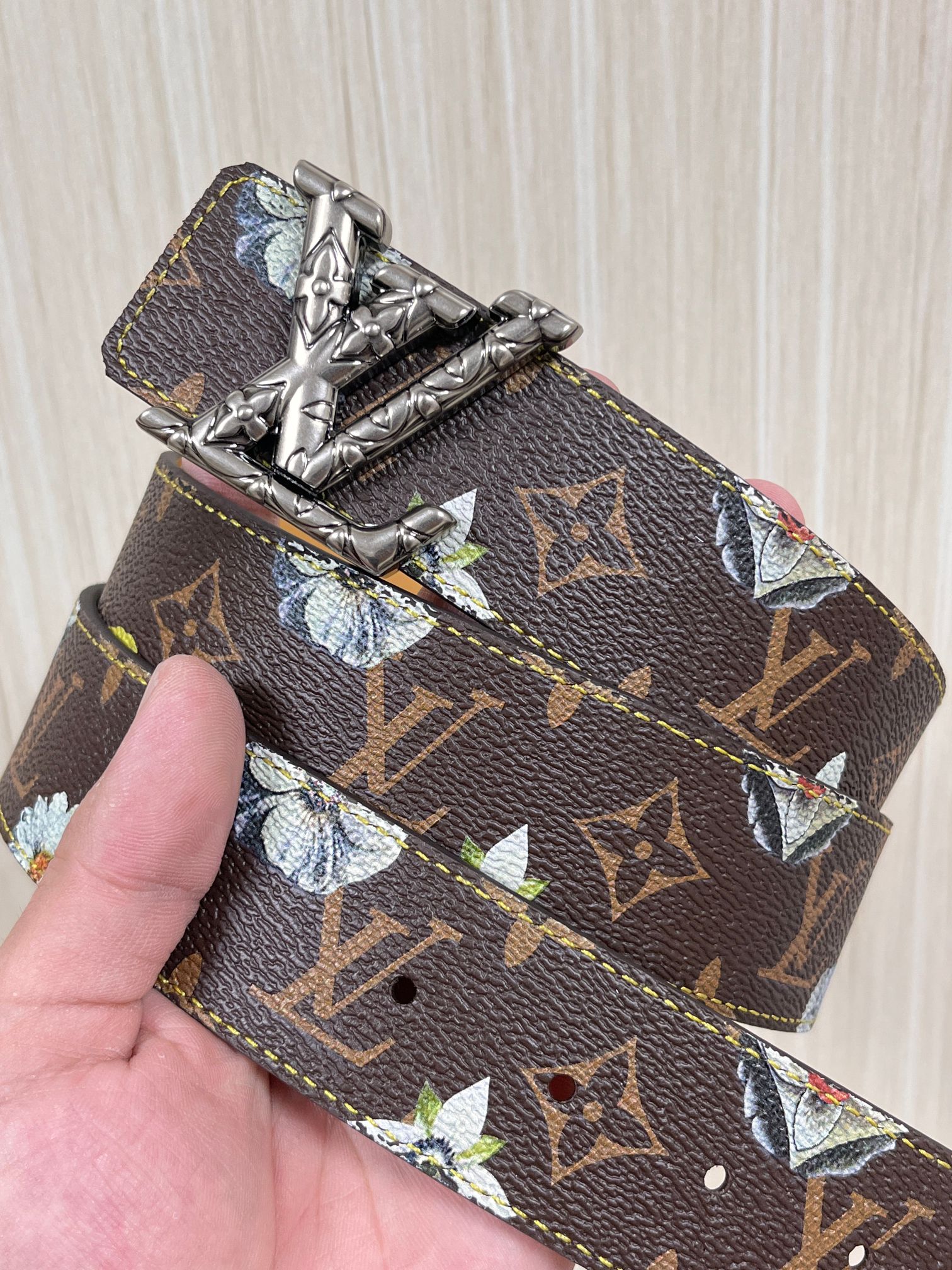 当季新款，LV Initiales Monogram Flower系列40毫米可翻转腰带重新诠释了经典的