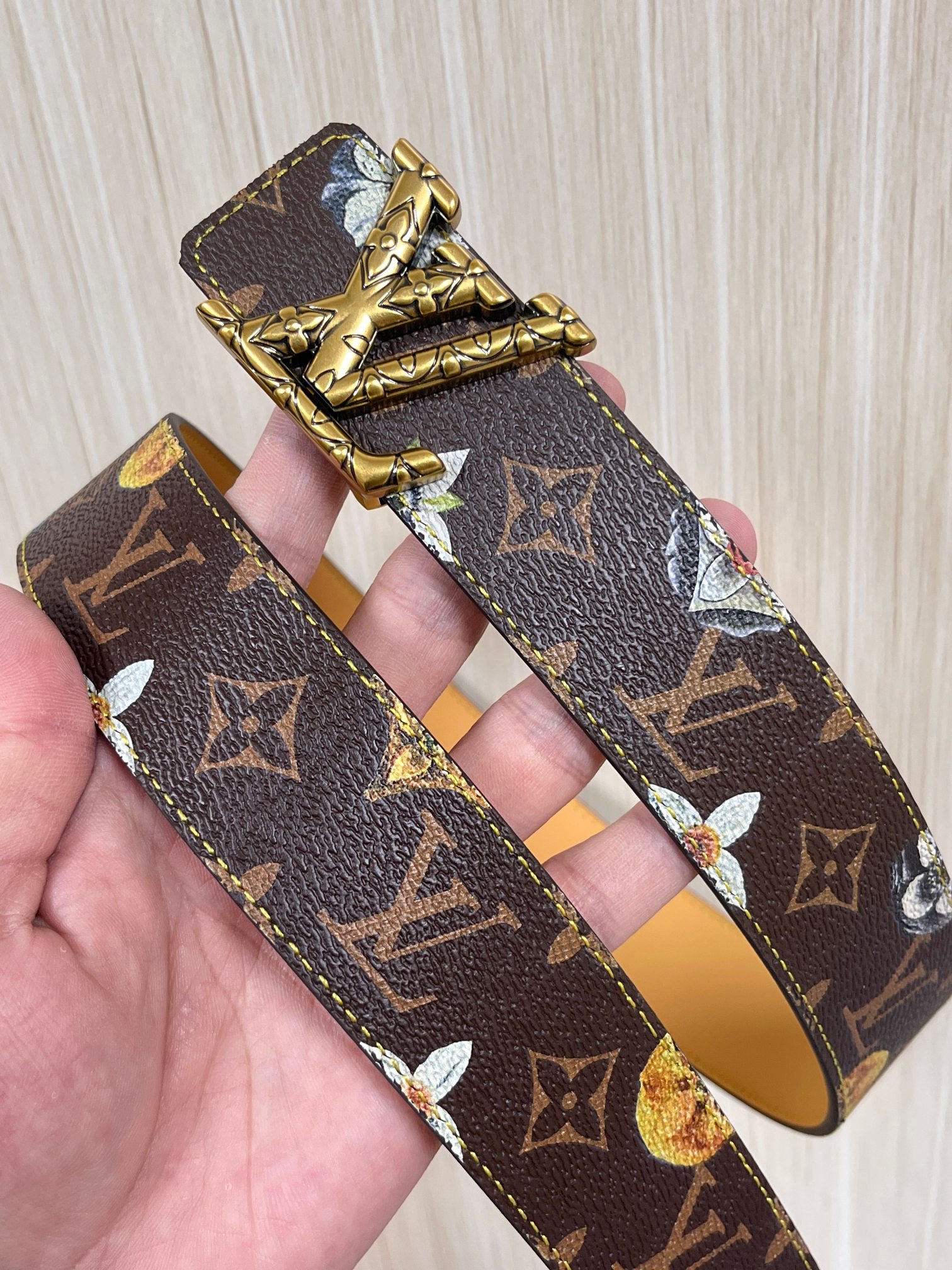 当季新款，LV Initiales Monogram Flower系列40毫米可翻转腰带重新诠释了经典的
