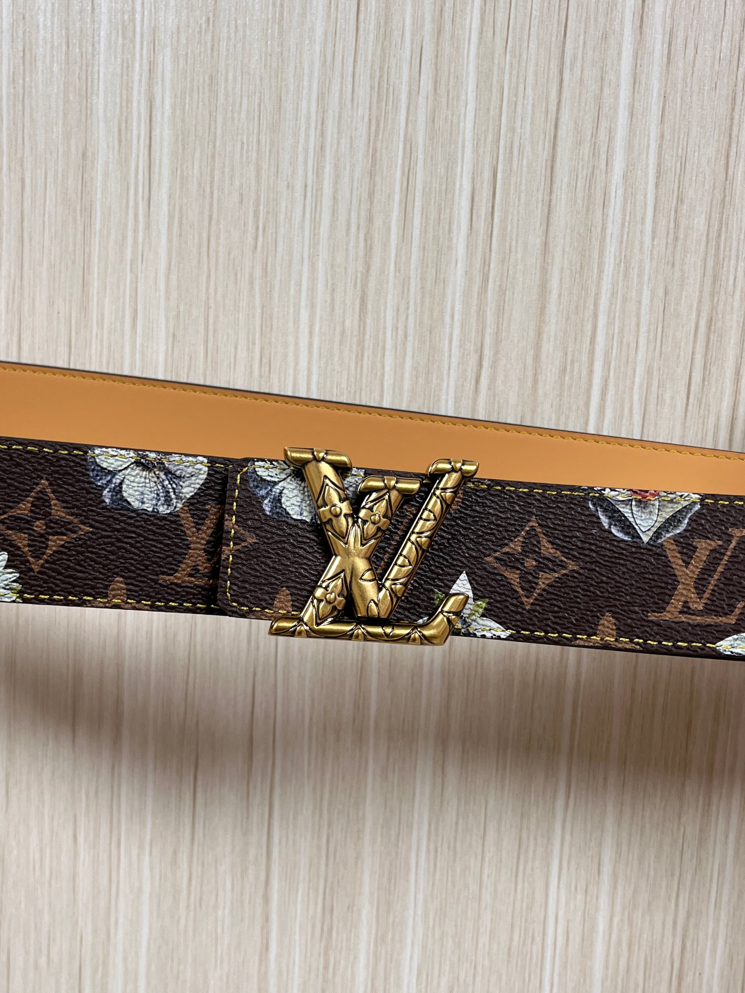 当季新款，LV Initiales Monogram Flower系列40毫米可翻转腰带重新诠释了经典的