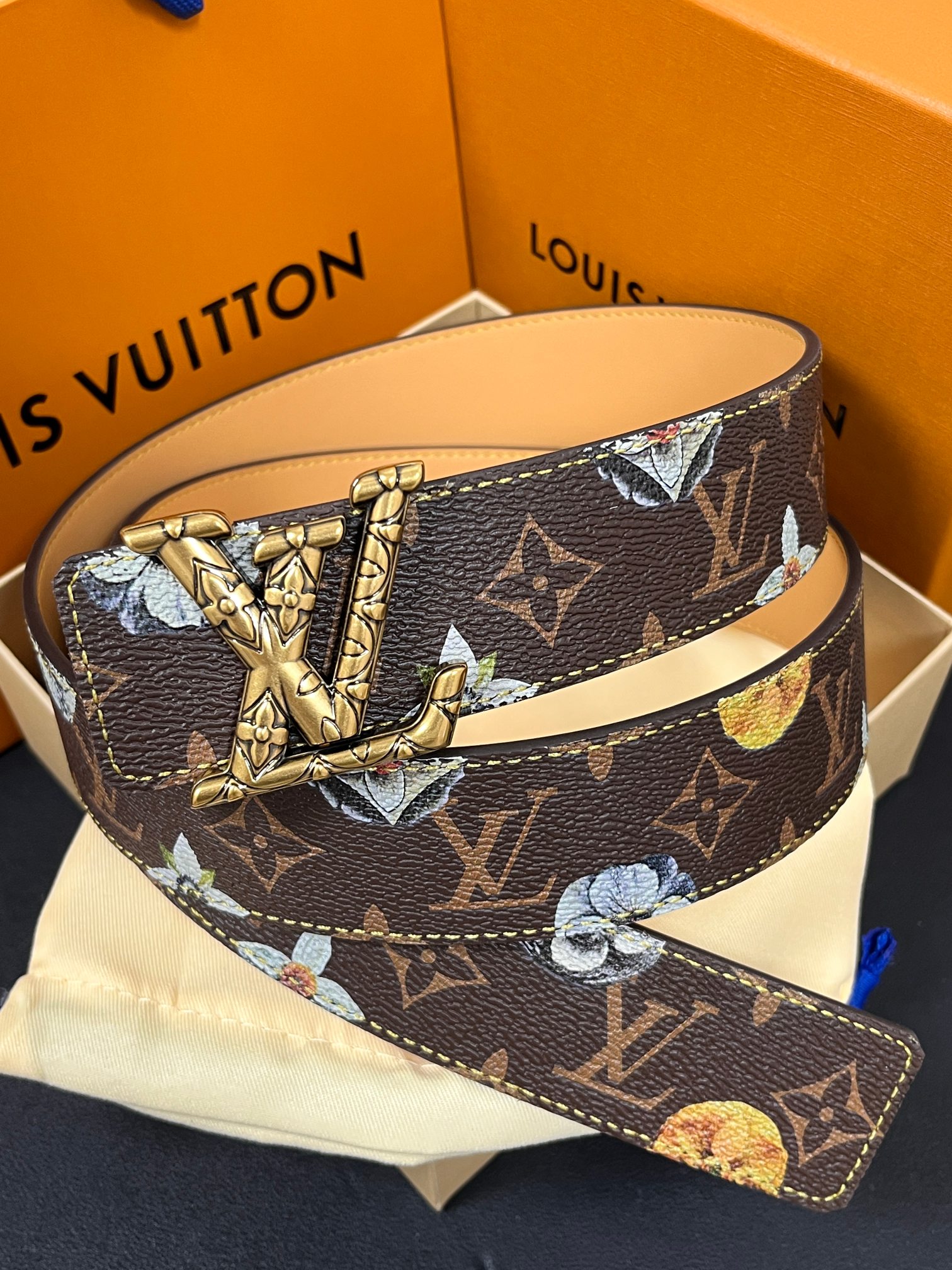 当季新款，LV Initiales Monogram Flower系列40毫米可翻转腰带重新诠释了经典的